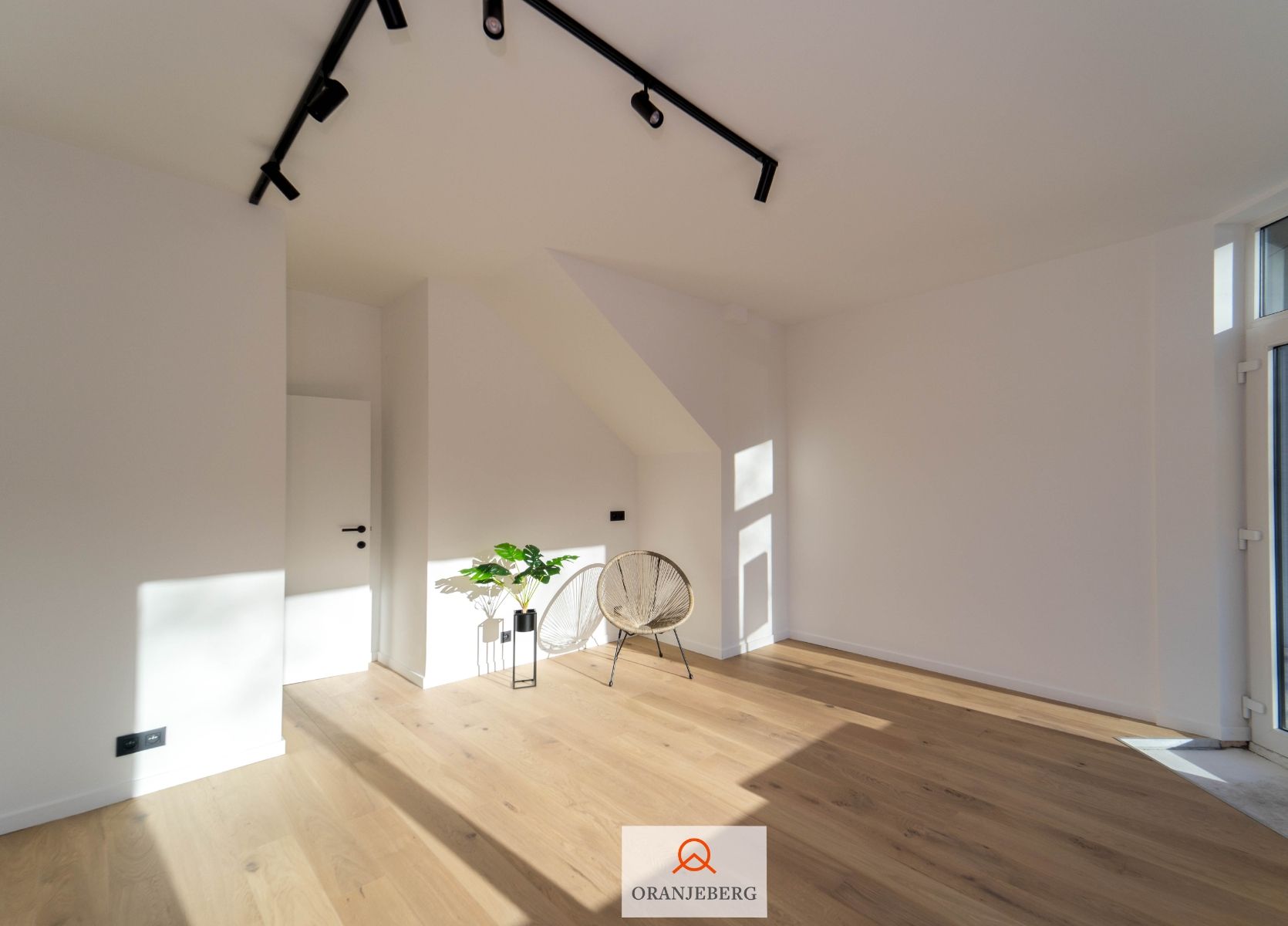 Lichtrijke handels-/ kantoorruime te huur te Sint-Amandsberg foto 7