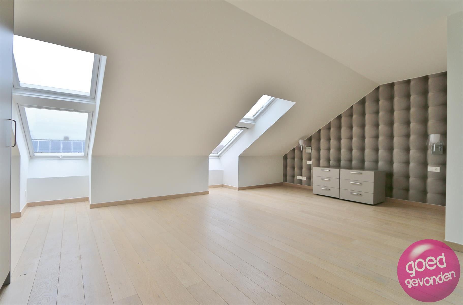 Erg ruim 2-slk app met terras en parking foto 11