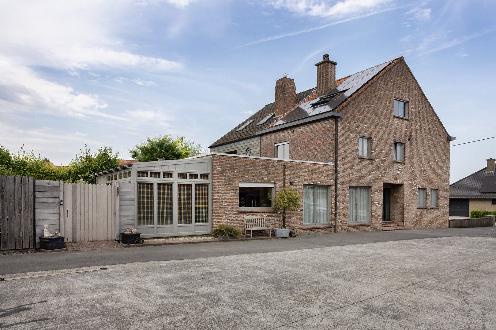 Gezellige halfopenwoning met 5 slaapkamers en grote garage. foto 14