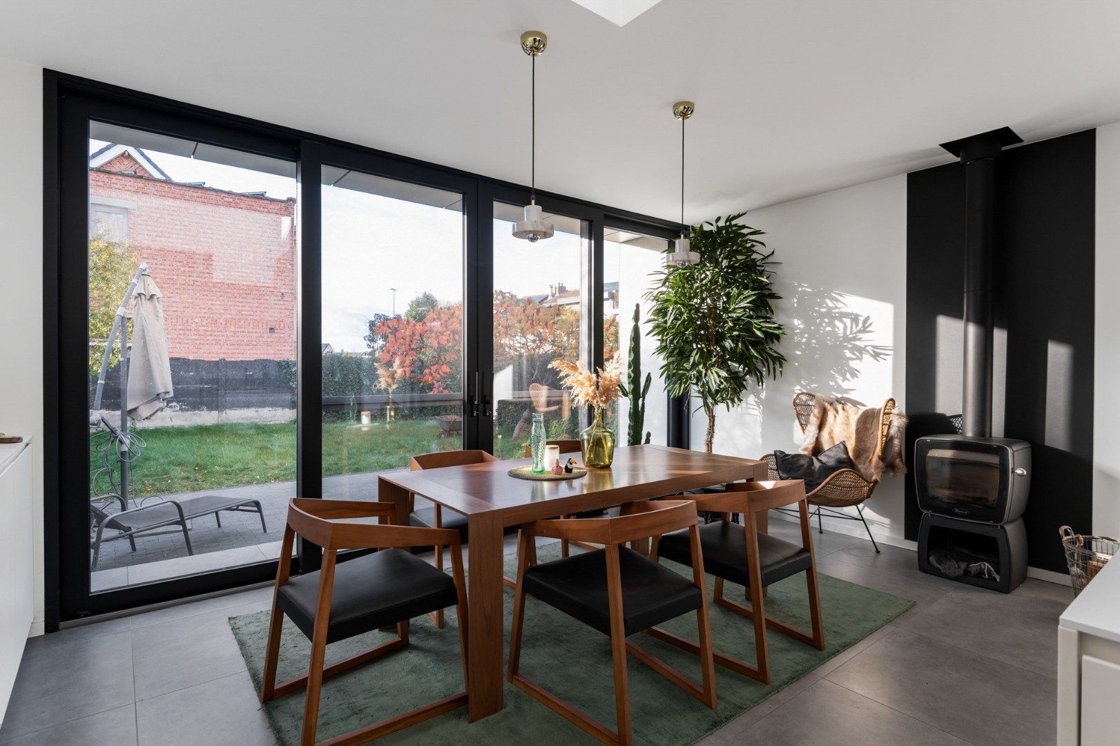 Volledig gerenoveerde woning van 197 m² met 2 à 3 slaapkamers te Wilrijk! foto 5