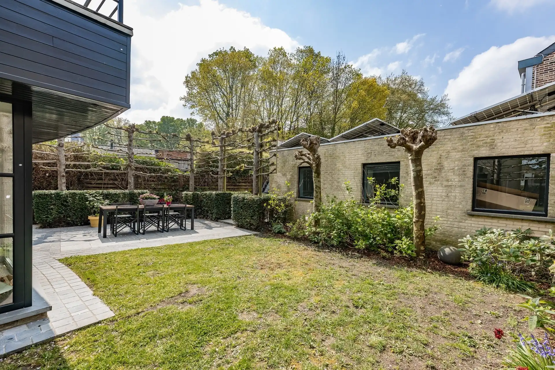 Instapklare en ruime gezinswoning met 5 slaapkamers, zonnige tuin en extra praktijk-/kantoorruimte op topligging te Aalst  foto 28