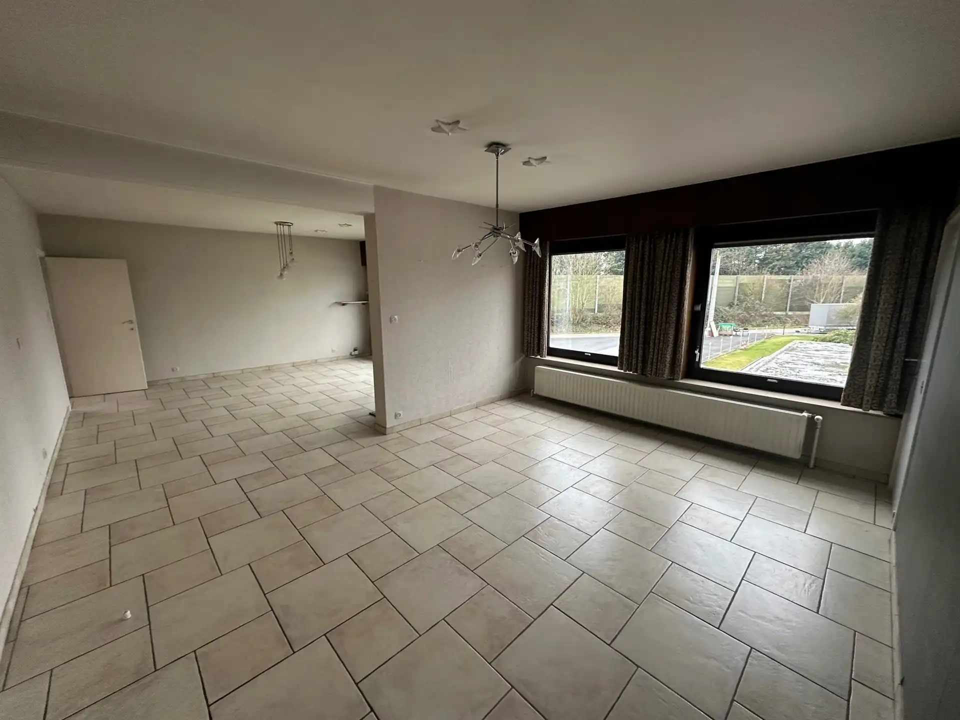 Ruim appartement met 3 slaapkamers boven handelszaak, vlot bereikbaar gelegen foto 3
