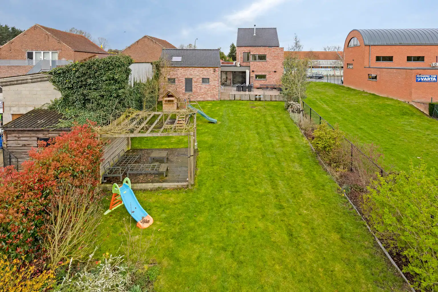 INSTAPKLARE WONING MET BIJGEBOUW EN RUIME GARAGE/LOODS  foto 17