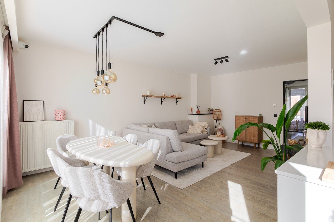 Prachtig gerenoveerd appt. met 2 slpk. en balkon op toffe locatie in Schoten foto 4