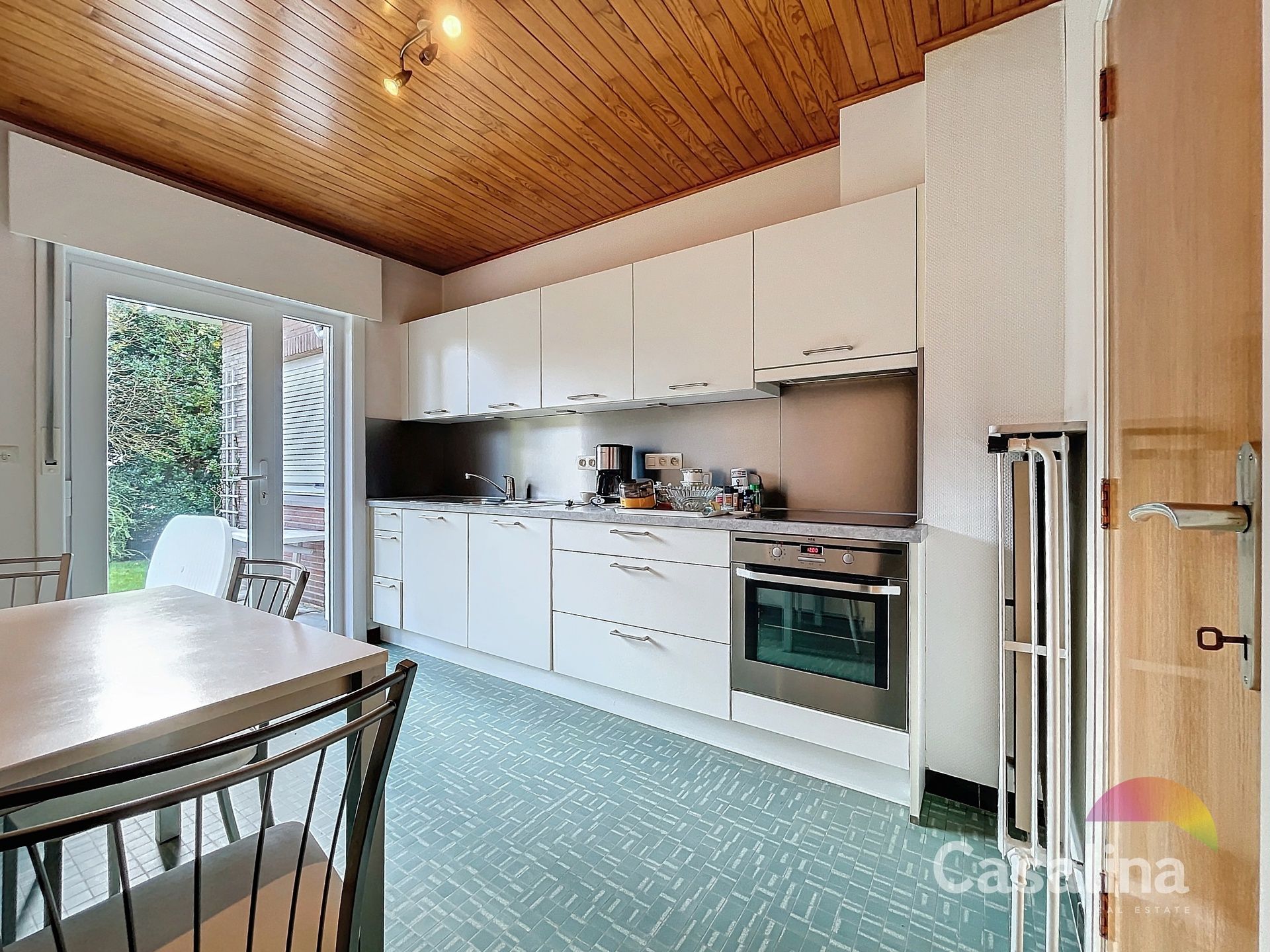 Charmante bungalow met potentieel op toplocatie!  foto 6