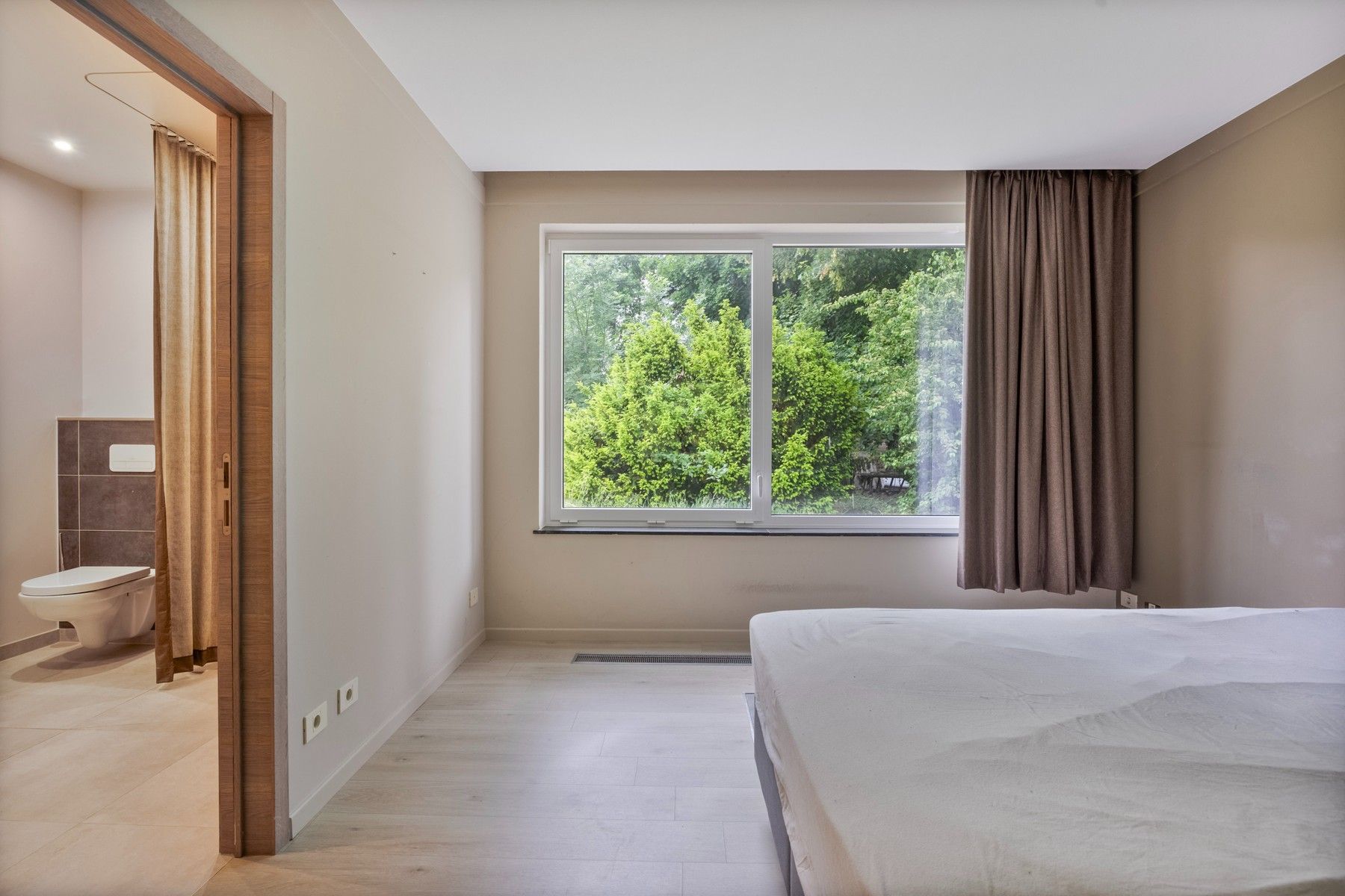 Ruime bungalow op groot perceel foto 19