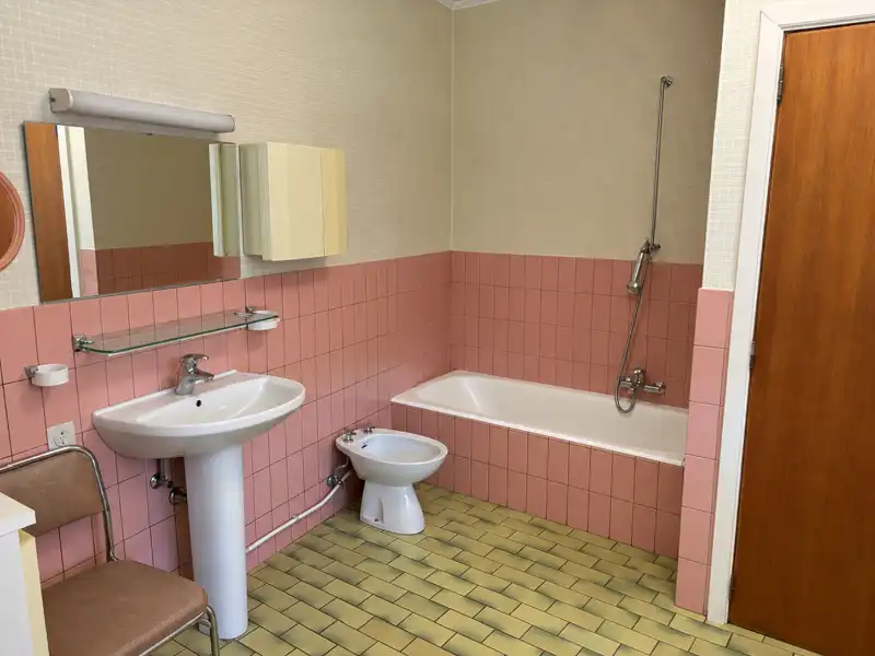 Te moderniseren halfopen woning met 2 slaapkamers (meer mogelijk), grote tuin en garage op een totale grondoppervlakte van 645m². foto 8