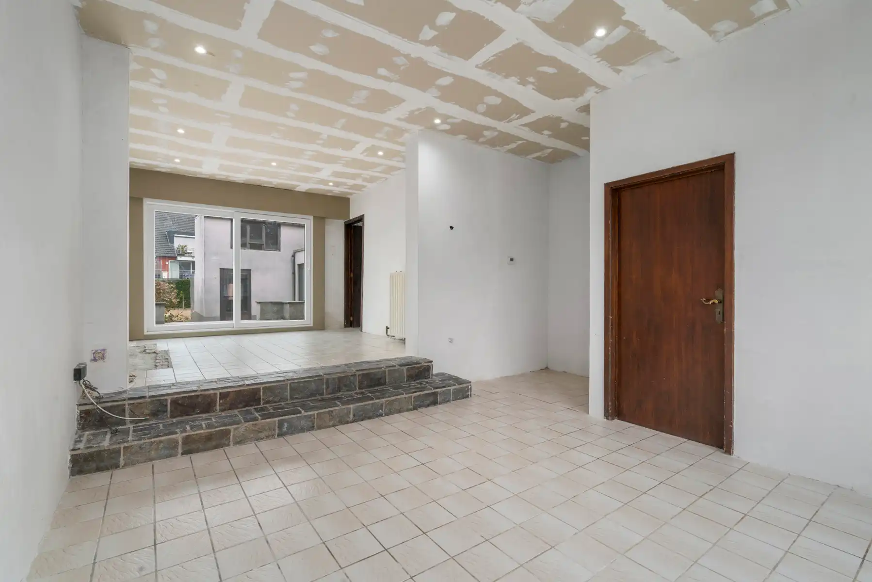 Deels te renoveren woning met 3 slaapkamers en garage foto 2