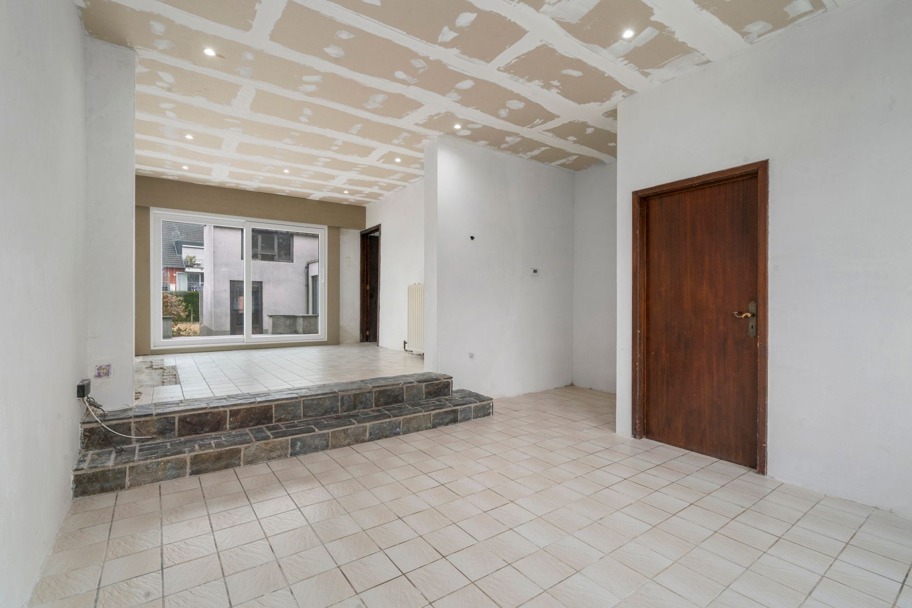 Deels te renoveren woning met 3 slaapkamers en garage foto 2