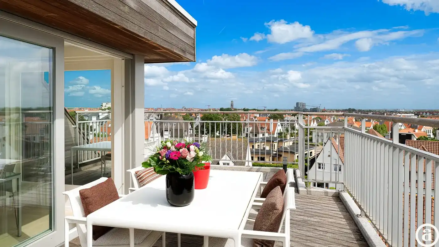 Zonnige penthouse met ruime terrassen en zijdelings zeezicht foto 2