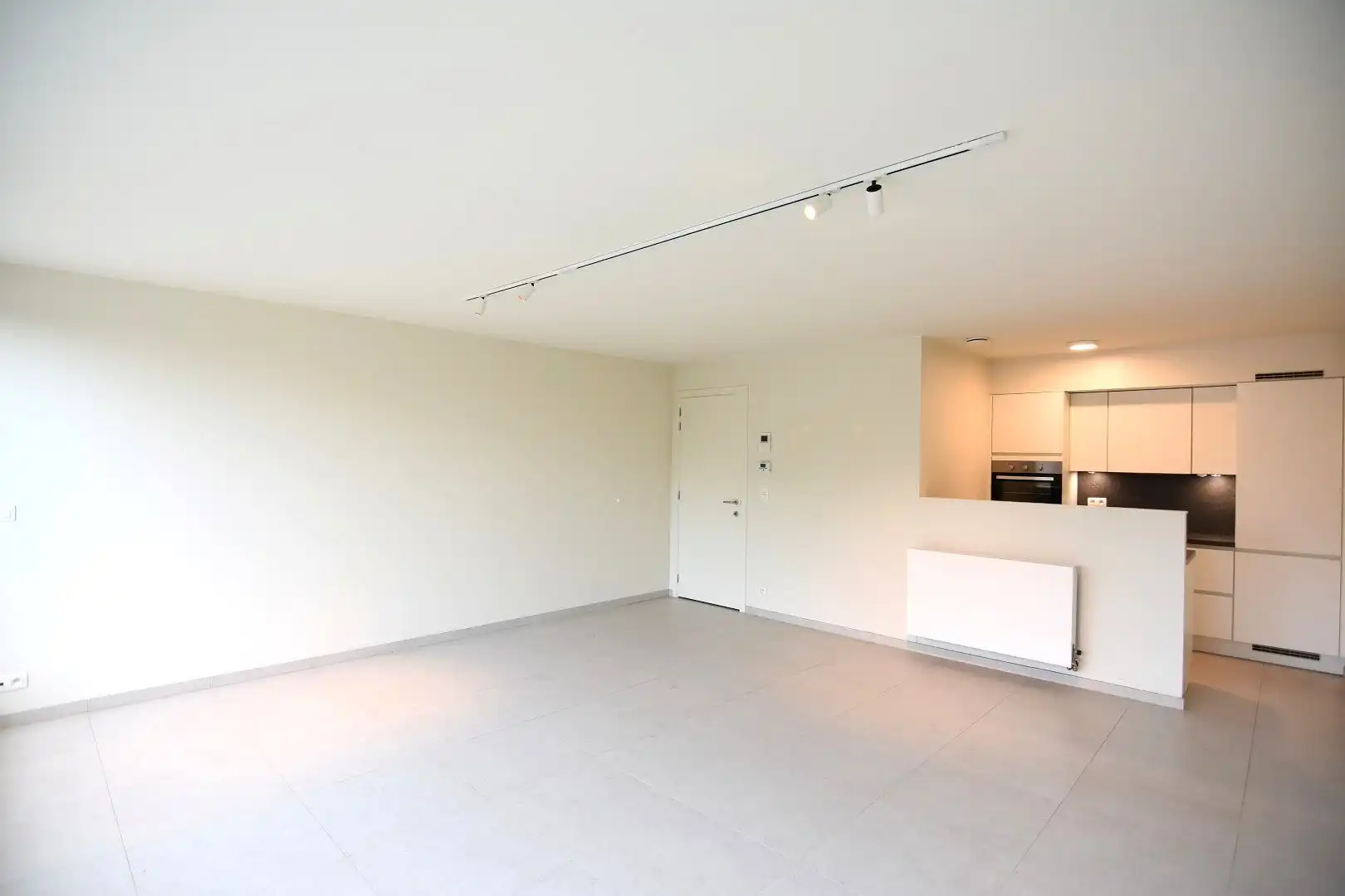 Lichtrijk 2-slpk appartement met privé parking nabij Rumbeke foto 3