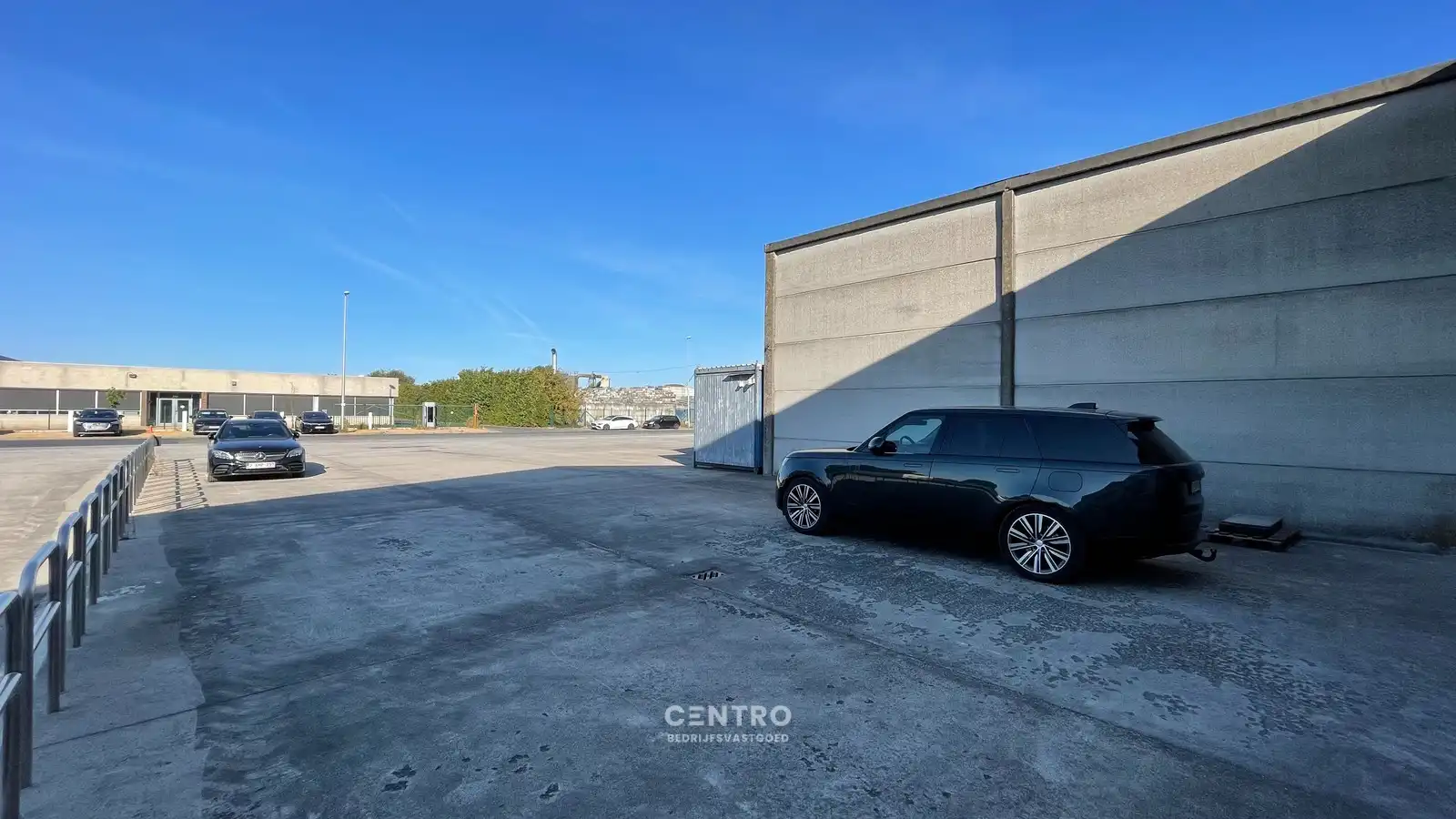 Instapklare MAGAZIJN (1.200m², voorzien van 2 LAADKADEN (met levellers), elektrische sectionaalpoort en verhard terrein (voor- en achterkant) op industriezone te Gistel. foto 4