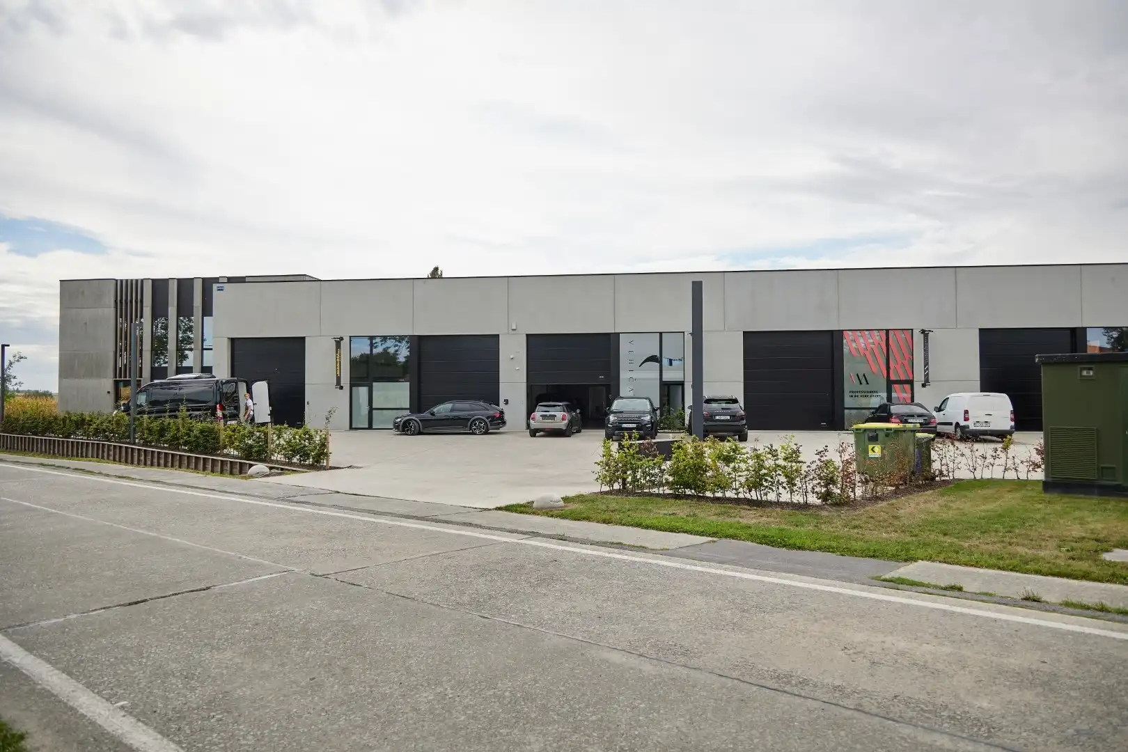 Goed gelegen KMO-unit te huur in Zwevezele foto 3