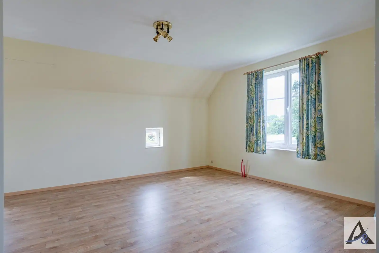 Exclusieve villa met ruime loods in hartje Munsterbilzen foto 49