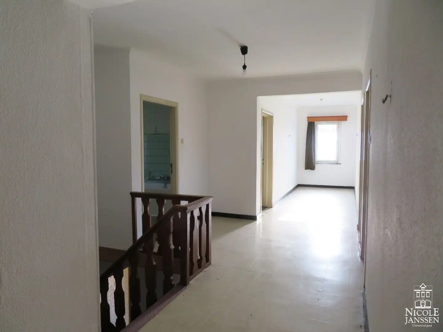 Halfvrijstaande woning met handelsruimte en 5 parkeerplaatsen foto 8