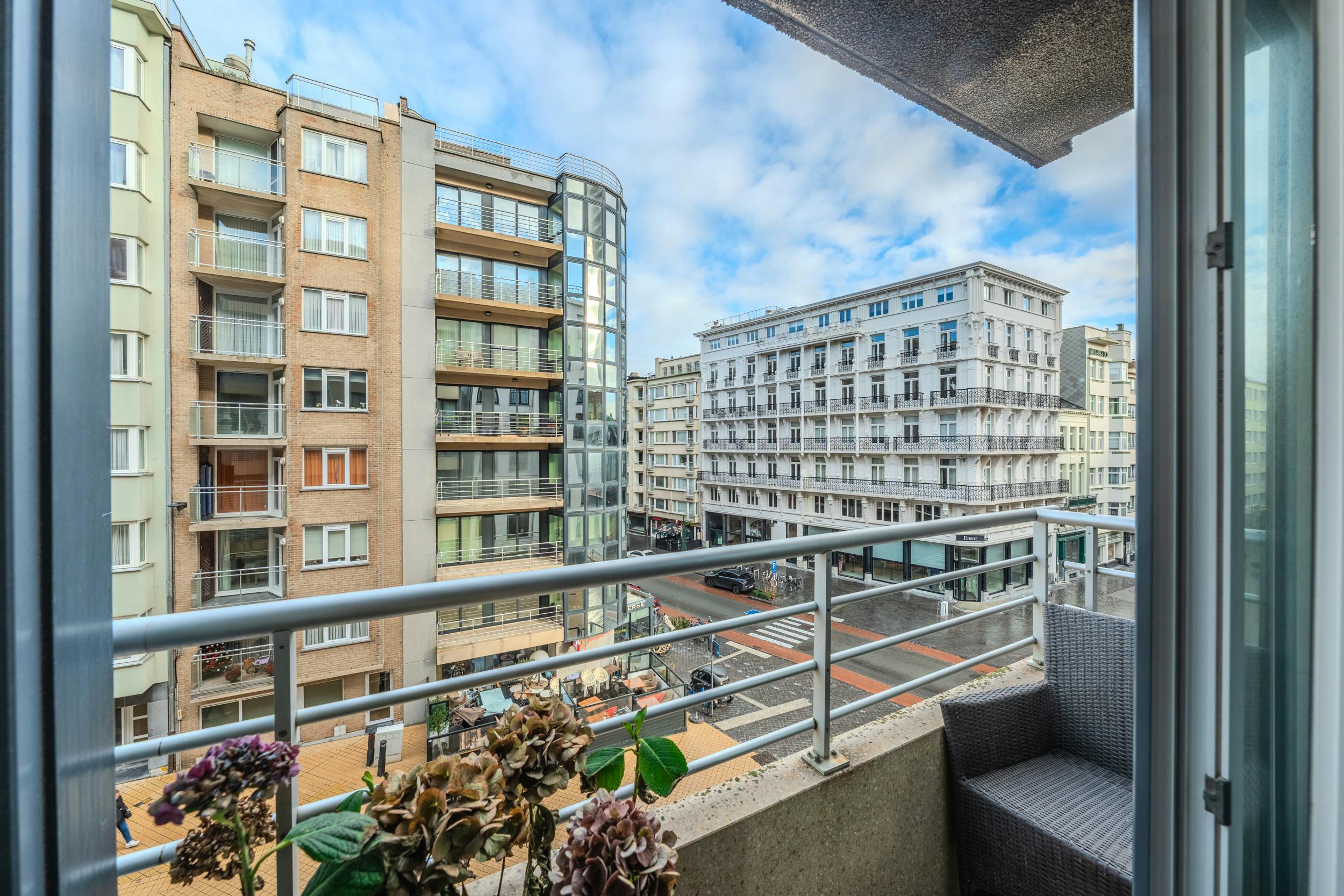 Appartement te koop met zijdelings zeezicht te Oostende foto 14