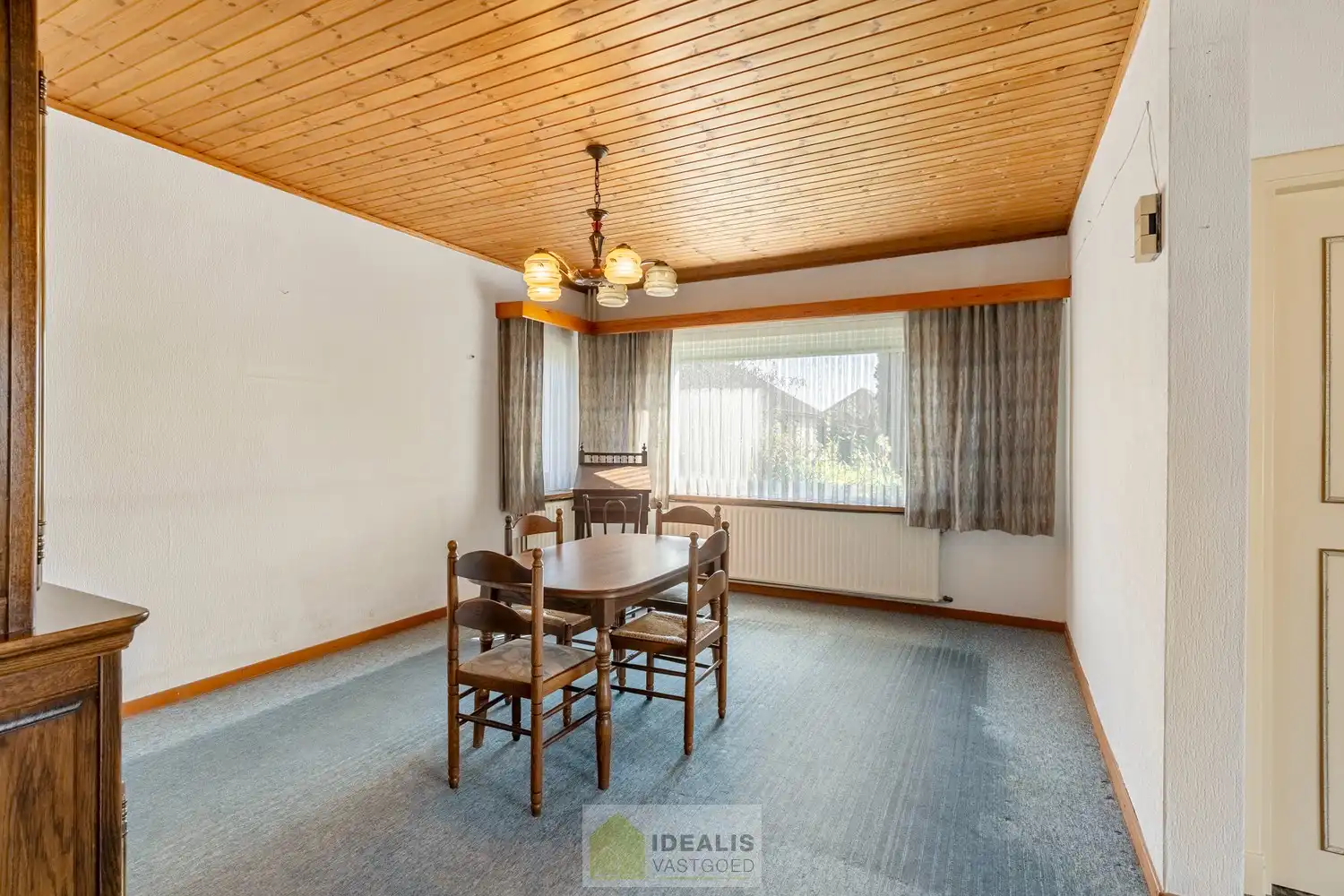 IDEALIS VASTGOED - Aangename vrijstaande woning op toplocatie te Boseind, Pelt. Deze woning omvat maar liefst +-149m² netto bewoonbare oppervlakte op een perceel van 6a 35ca met een ruime woonkamer met aansluitend uitgeruste keuken, maar liefst 3 slaapkamers of 2 slaapkamers met ruime dressing, badkamer, wasplaats, veranda en zeer ruime garage vlakbij de dorpskern van Boseind, Pelt! Uiterst geschikt voor kandidaten op zoek naar een naar eigen wens te renoveren betaalbare woning. foto 5