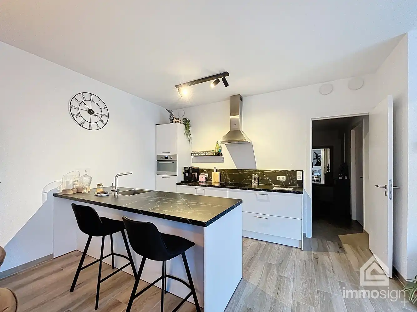 Modern appartement met twee slaapkamers op toplocatie in Bree centrum! foto 4