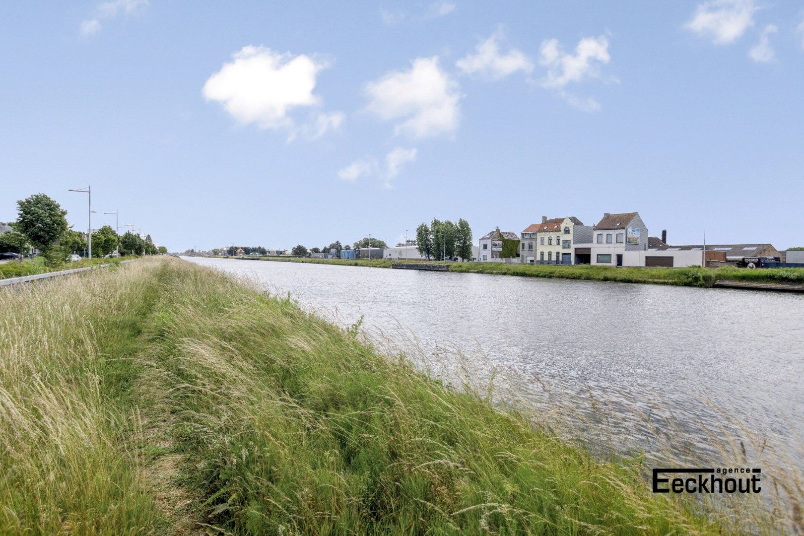 Ruime te renoveren woning met achterliggende atelier/garage en open zicht op kanaal Oostende - Brugge foto 2