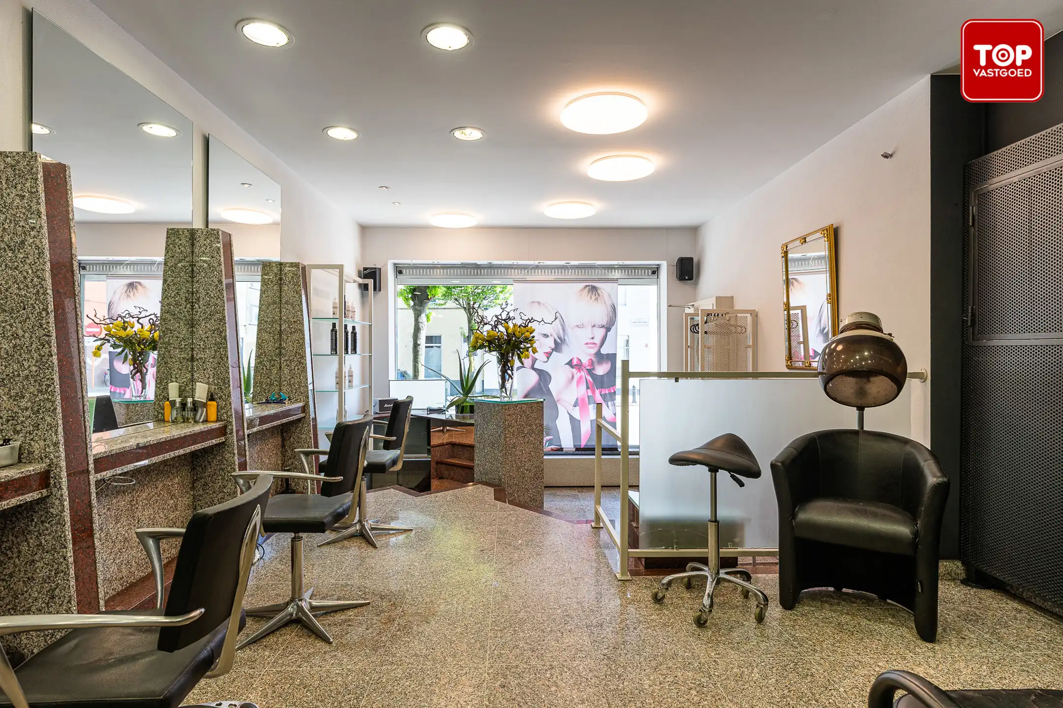Woning met handelsgelijkvloers op een commercieel interessante ligging.  foto 6