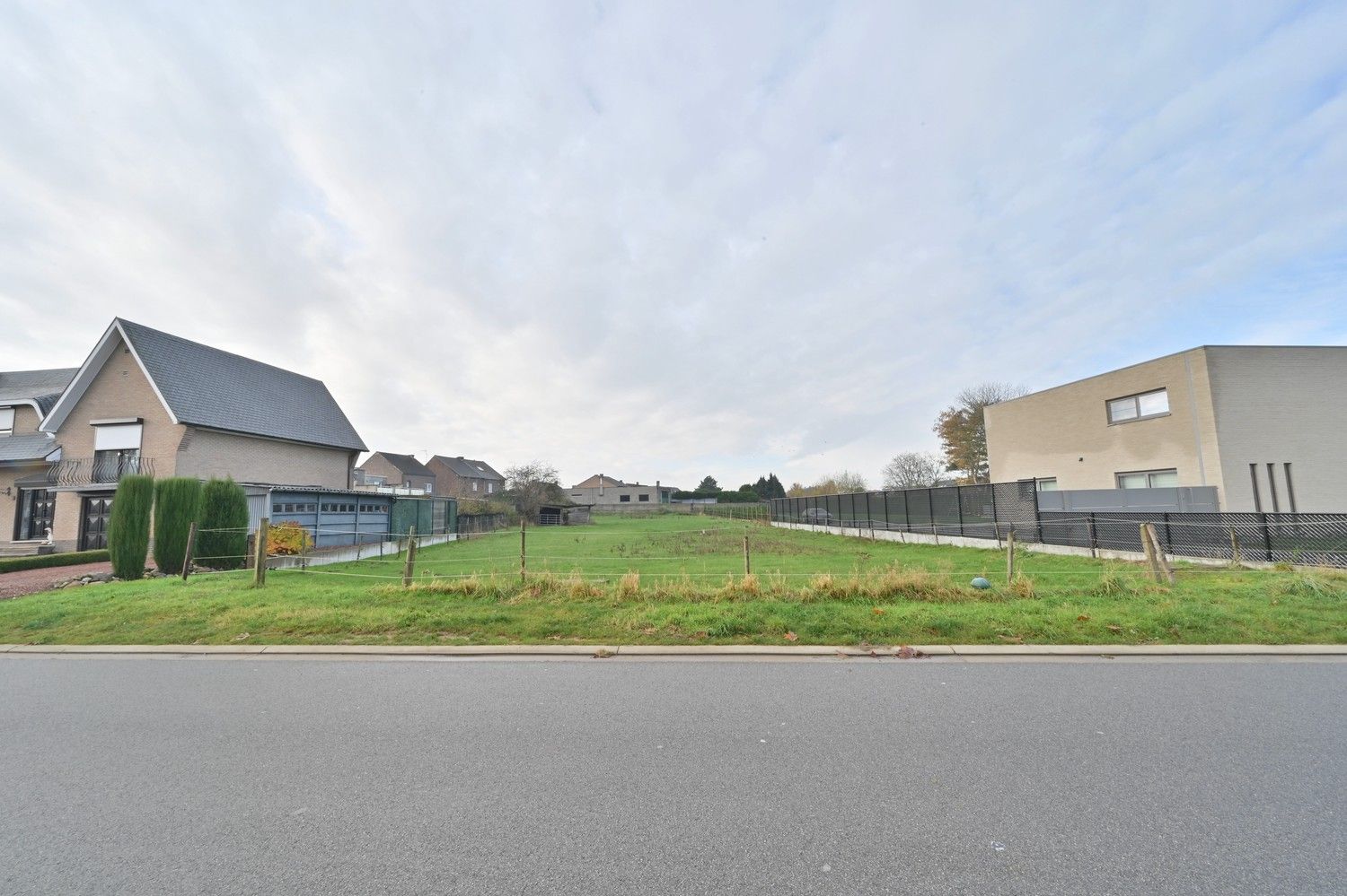 Bouwgrond bestemd voor open bebouwing van 21a 26ca (2.126 m²) centraal gelegen in Lanaken-Veldwezelt foto {{pictureIndex}}
