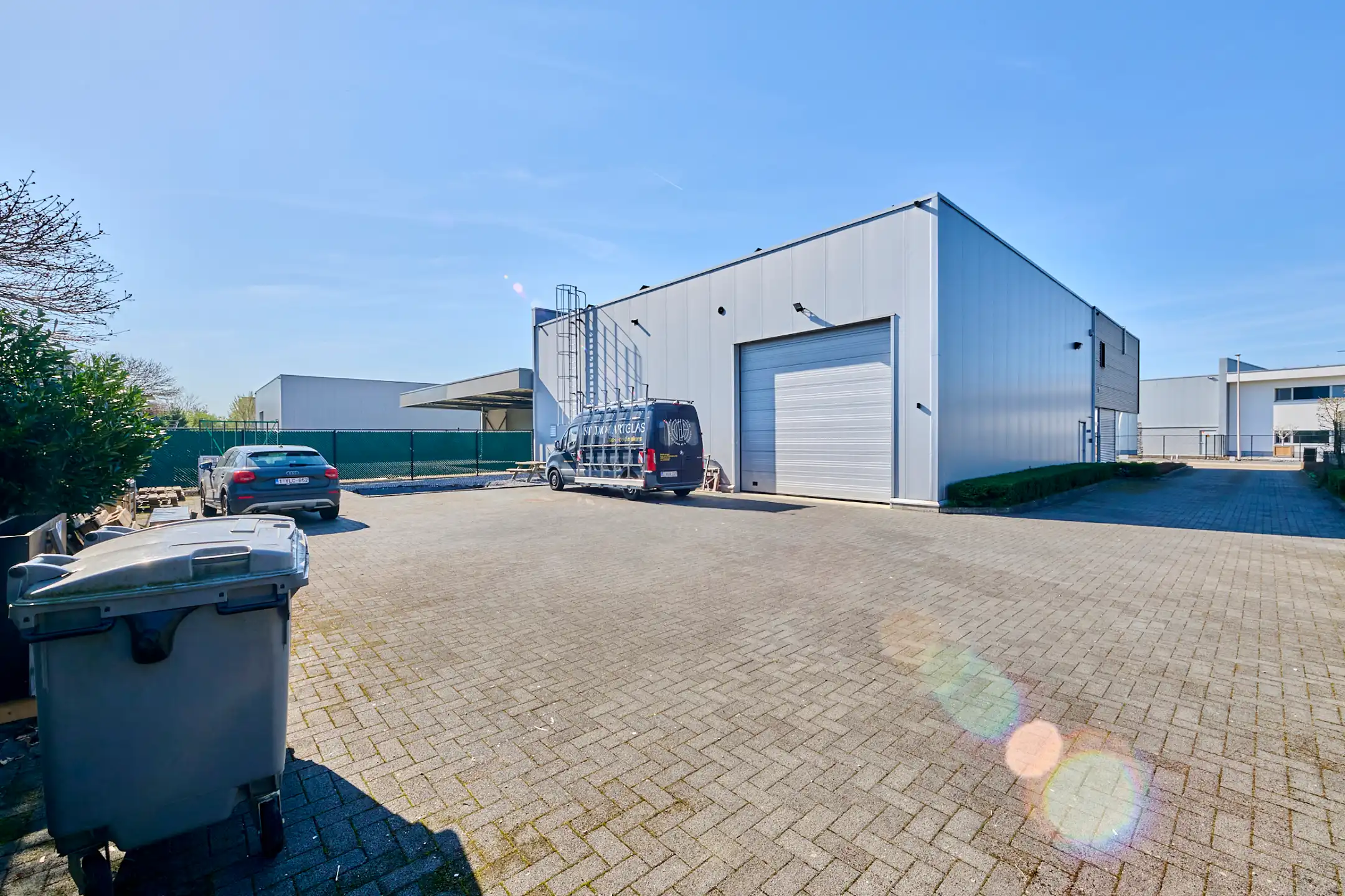 BEDRIJFSGEBOUW MET APPARTEMENT EN BUITENTERREIN foto 3