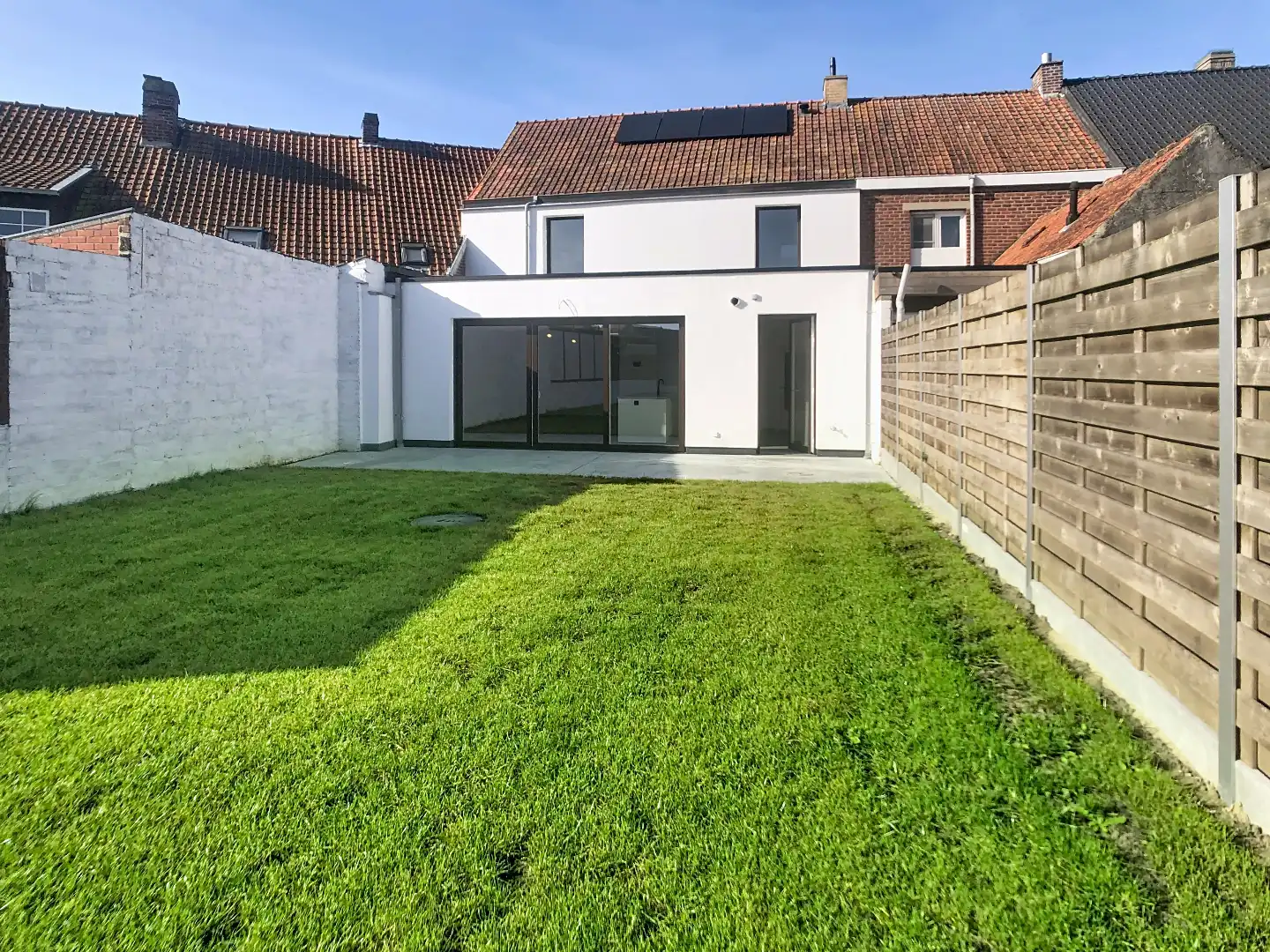 Totaal vernieuwde woning met 4 slaapkamers en inpandige garage foto 2