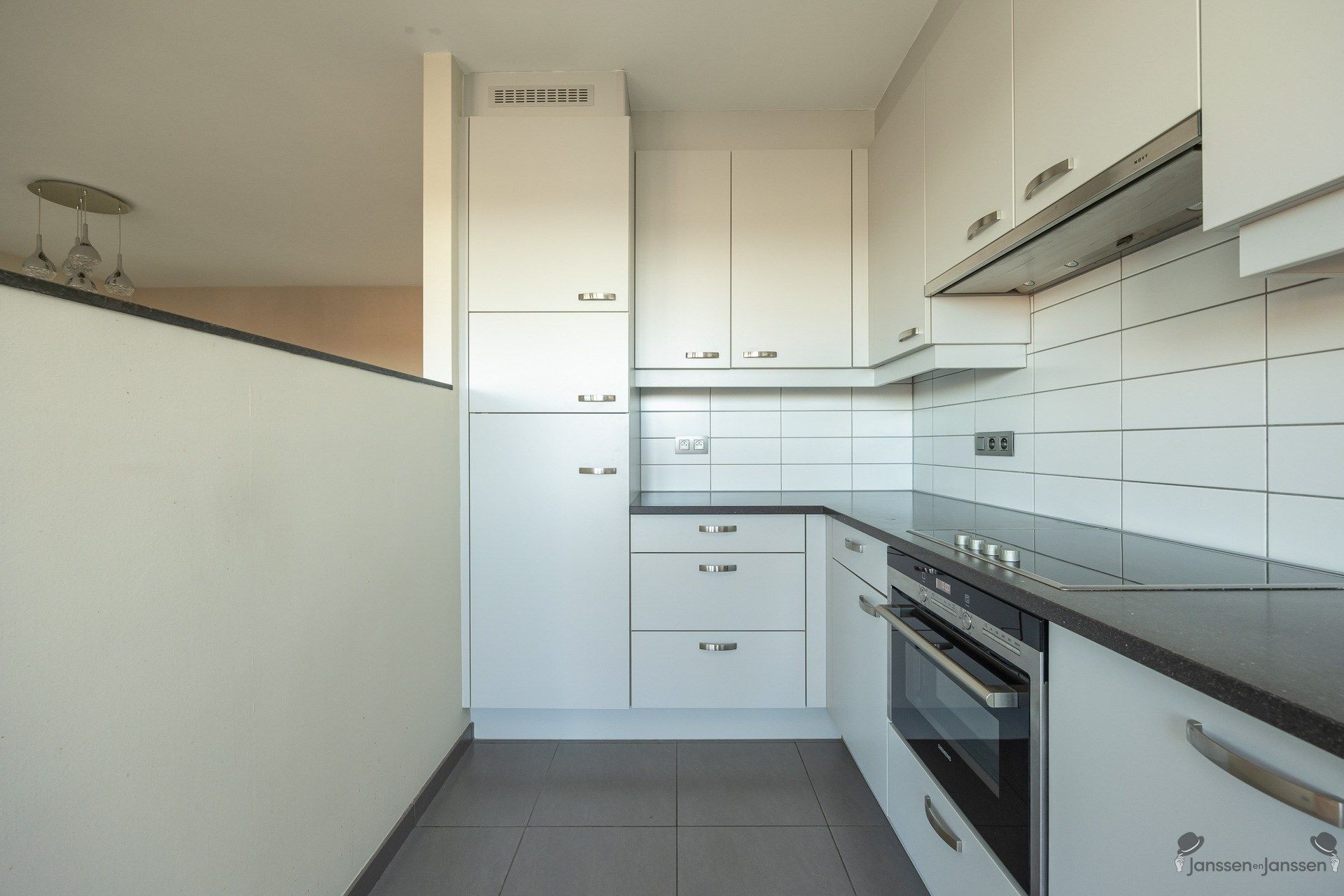 Instapklaar appartement met 2 slpks, terras en autostaanplaats foto 7