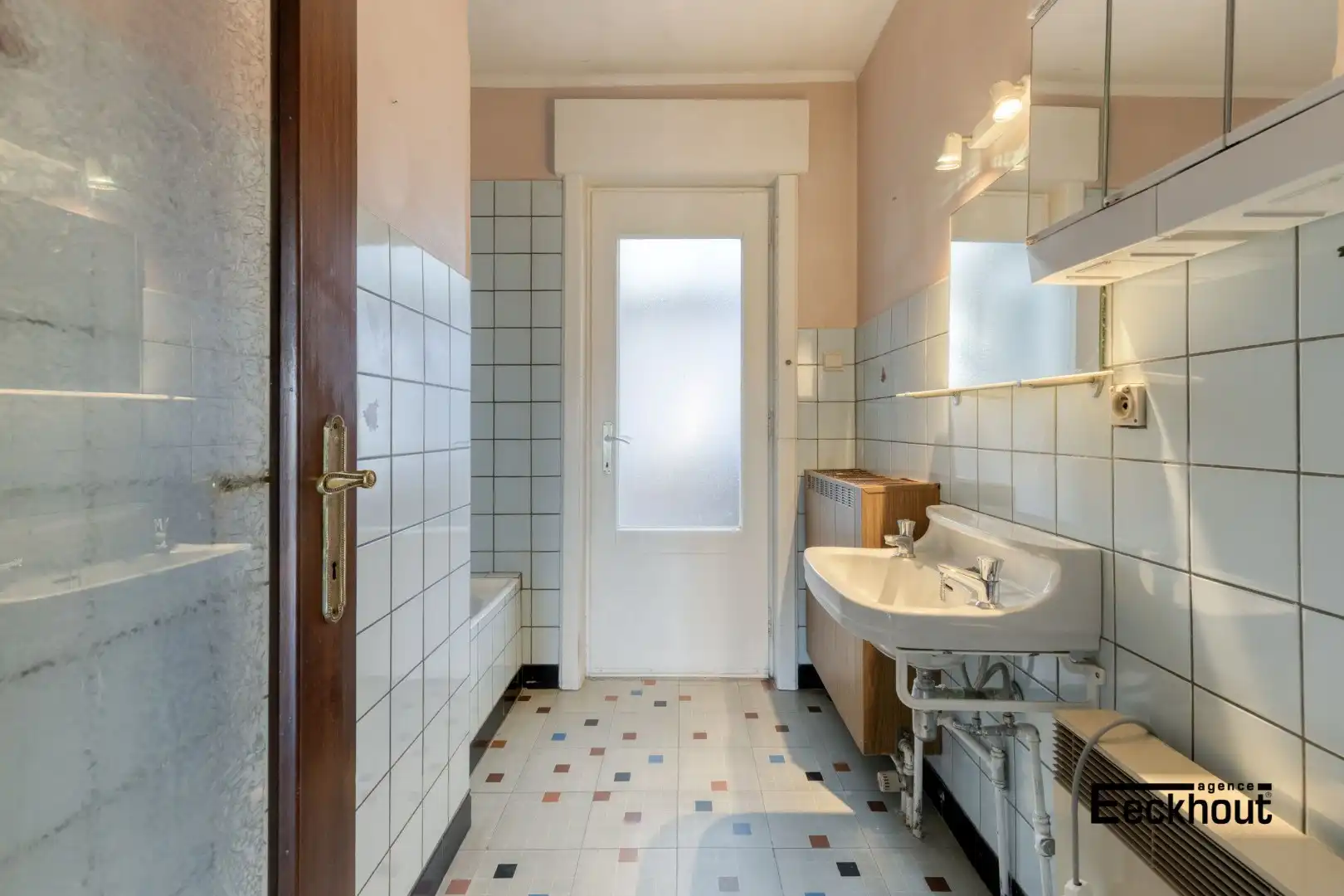 Zeer ruime woning boordevol potentieel met grote garages en mooi open zicht! foto 11