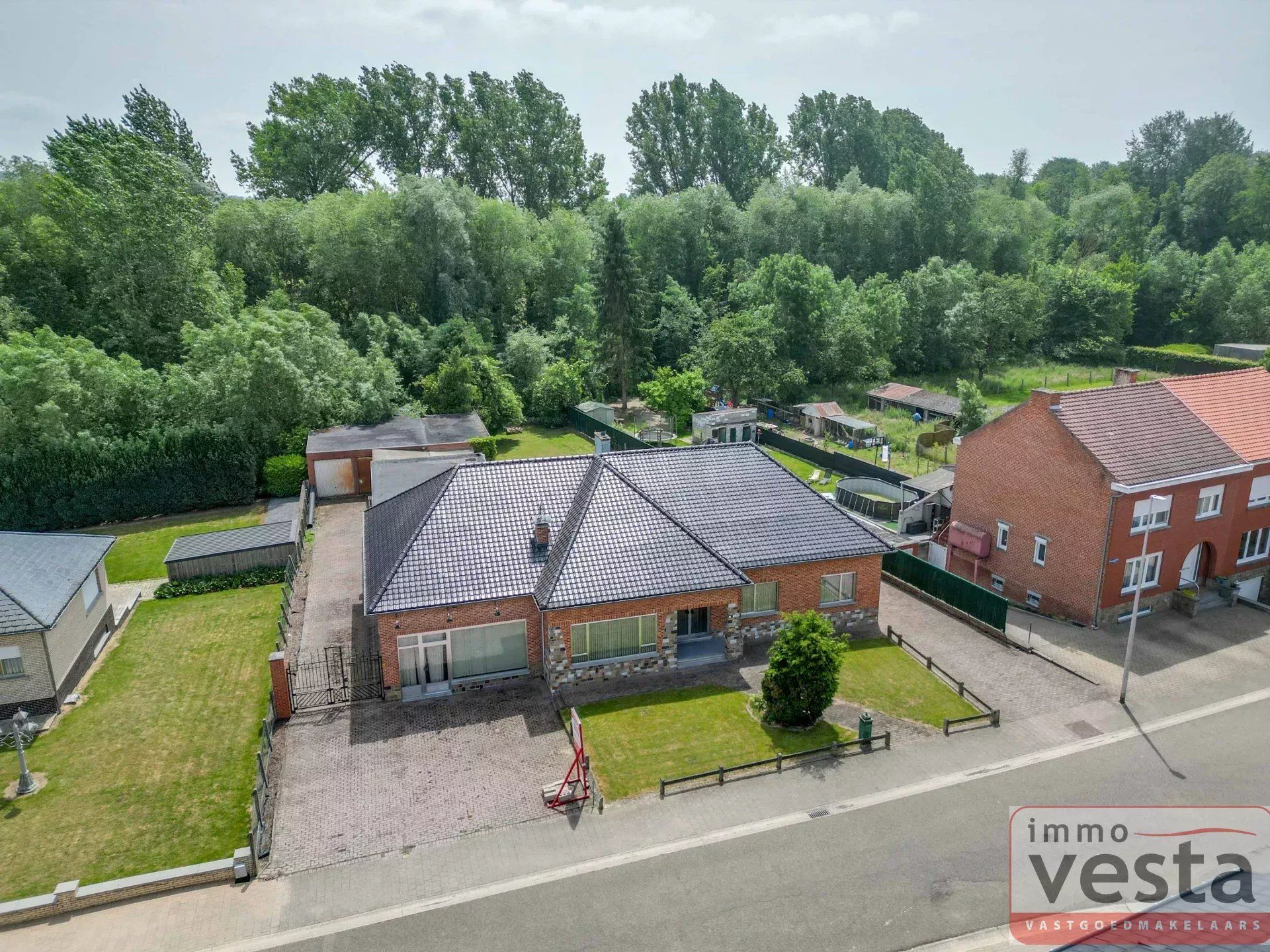 Hoofdfoto van de publicatie: Ruime, op te knappen villa met handelsruimte