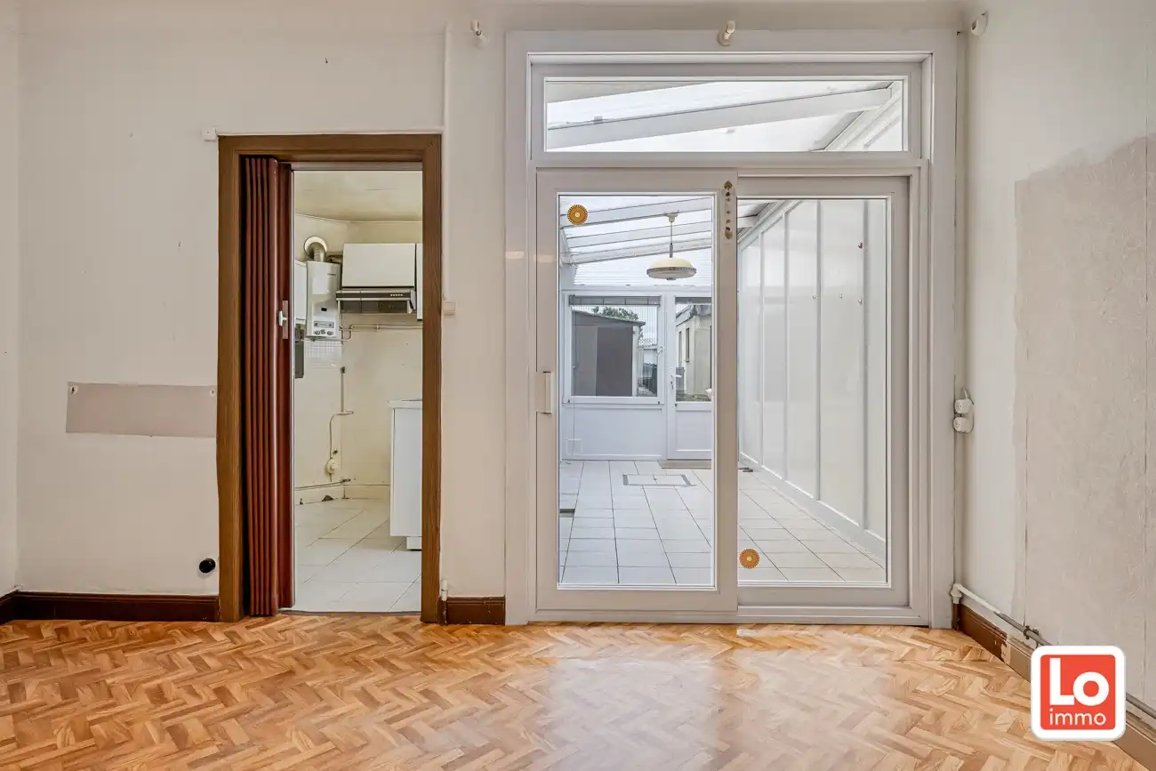 Volledig te renoveren gesloten woning met afzonderlijke garage en een leuke stadstuin op een toplocatie nabij het centrum van Lochristi! foto 7