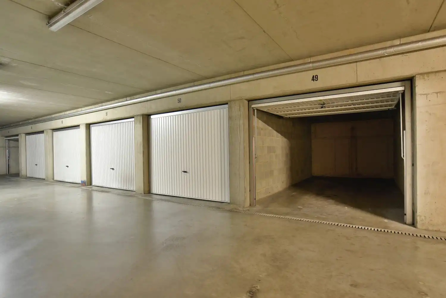 Ruime, afsluitbare garage, gelegen op slechts 100 m wandelafstand van de kleine ring in Hasselt foto {{pictureIndex}}