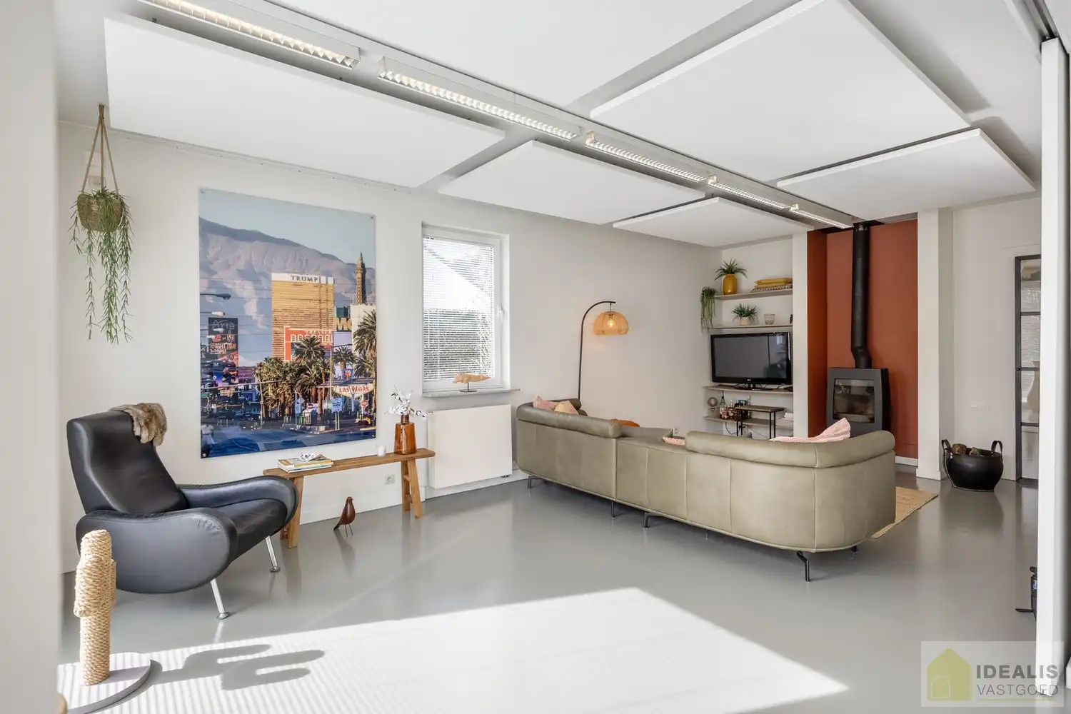 STATIG, STRAK EN UITERST RUIM COMPLEX MET HOOGSTAANDE AFWERKING EN OOG VOOR DETAIL. MOMENTEEL VOORZIEN VAN 3 SLAAPKAMERS, RIANTE LEEFRUIMTES ÉN UNIEKE LANDSCAPE KANTOORRUIMTES OP RESIDENTIËLE DOCH GUNSTIGE LOCATIE!! Dit exclusieve complex omvat maar liefst +-400m² netto bewoonbare oppervlakte! Kenmerkend aan dit statige pand is de unieke voorgevel die bezet is met keramische kunst van Pieter Stockmans. Gelegen op een residentiële locatie in een rustige woonstraat doch op enkele minuten van het centrum van Genk! foto 17