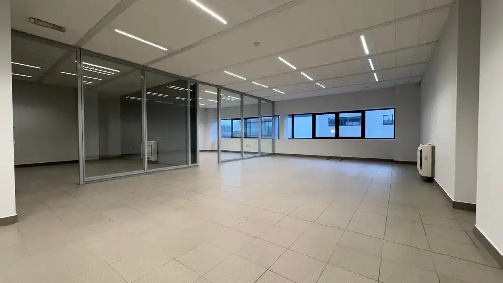 Kantoor met klein magazijn te huur aan The Loop in Gent foto 6