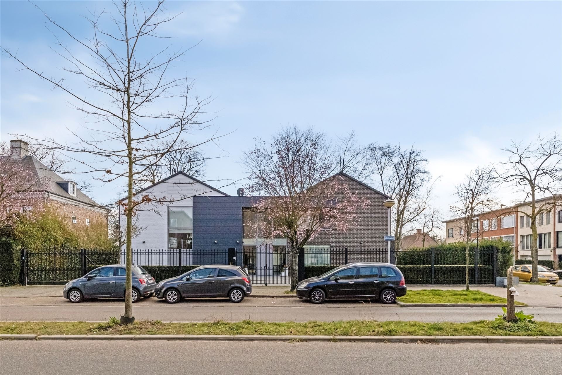 Moderne luxevilla op 1.172m² foto {{pictureIndex}}