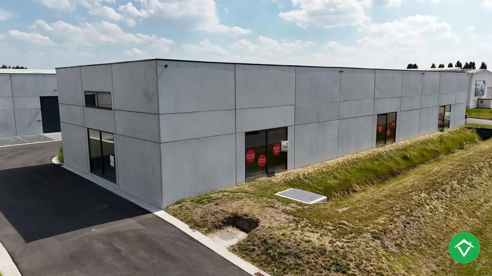 Loods te koop – 225 m² met 3 parkeerplaatsen inbegrepen op de industriezone te Ichtegem foto {{pictureIndex}}