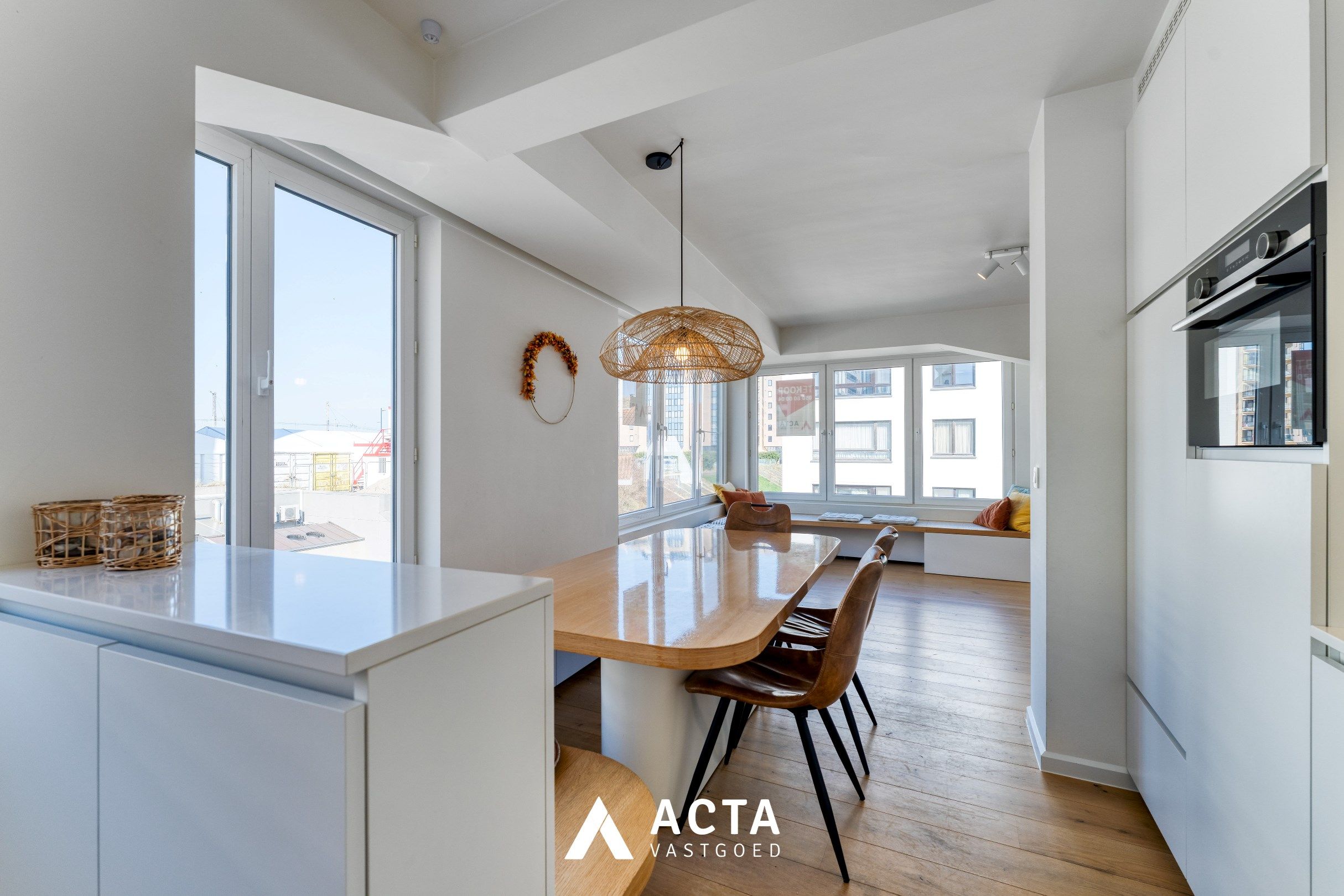 Gerenoveerd appartement met twee slaapkamers in Mariakerke foto 8