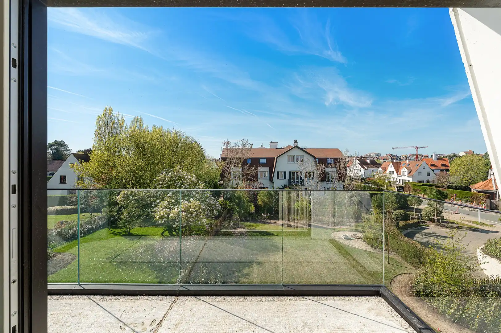 Zonnig gerenoveerd appartement met zuidwest gericht terras en open zicht op wandelafstand van het strand in hartje Zoute. foto 10