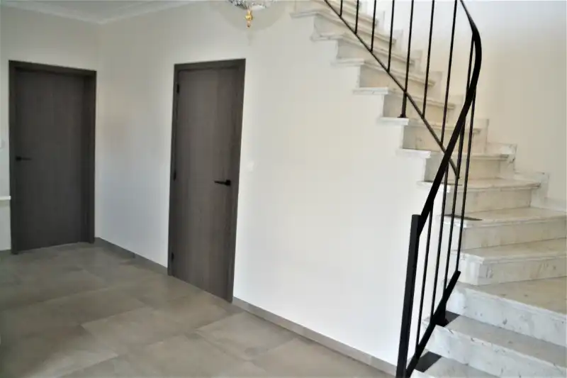 Vernieuwde woning met 4 slaapkamers foto 10