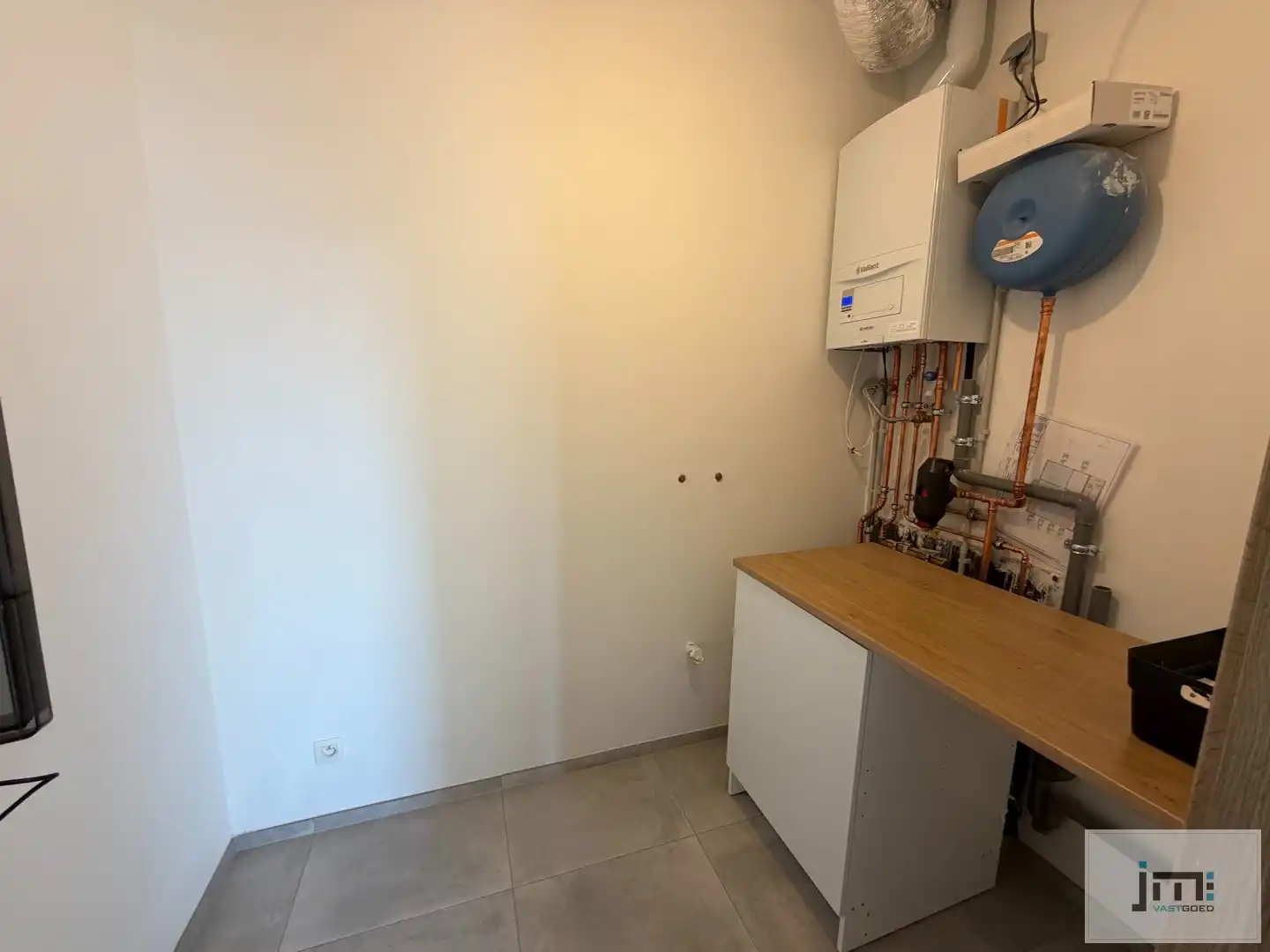 Recent appartement met 2 slaapkamers, carport en buitenberging foto 9
