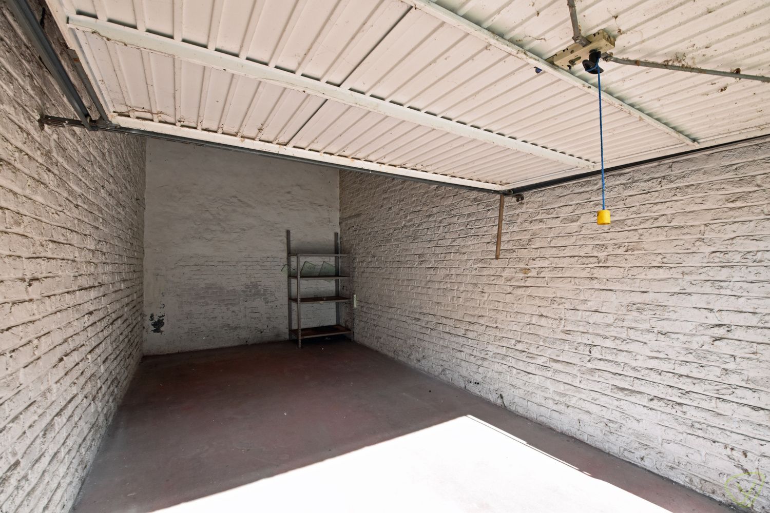Ruime garage in de Garenstraat te Eeklo! foto 4
