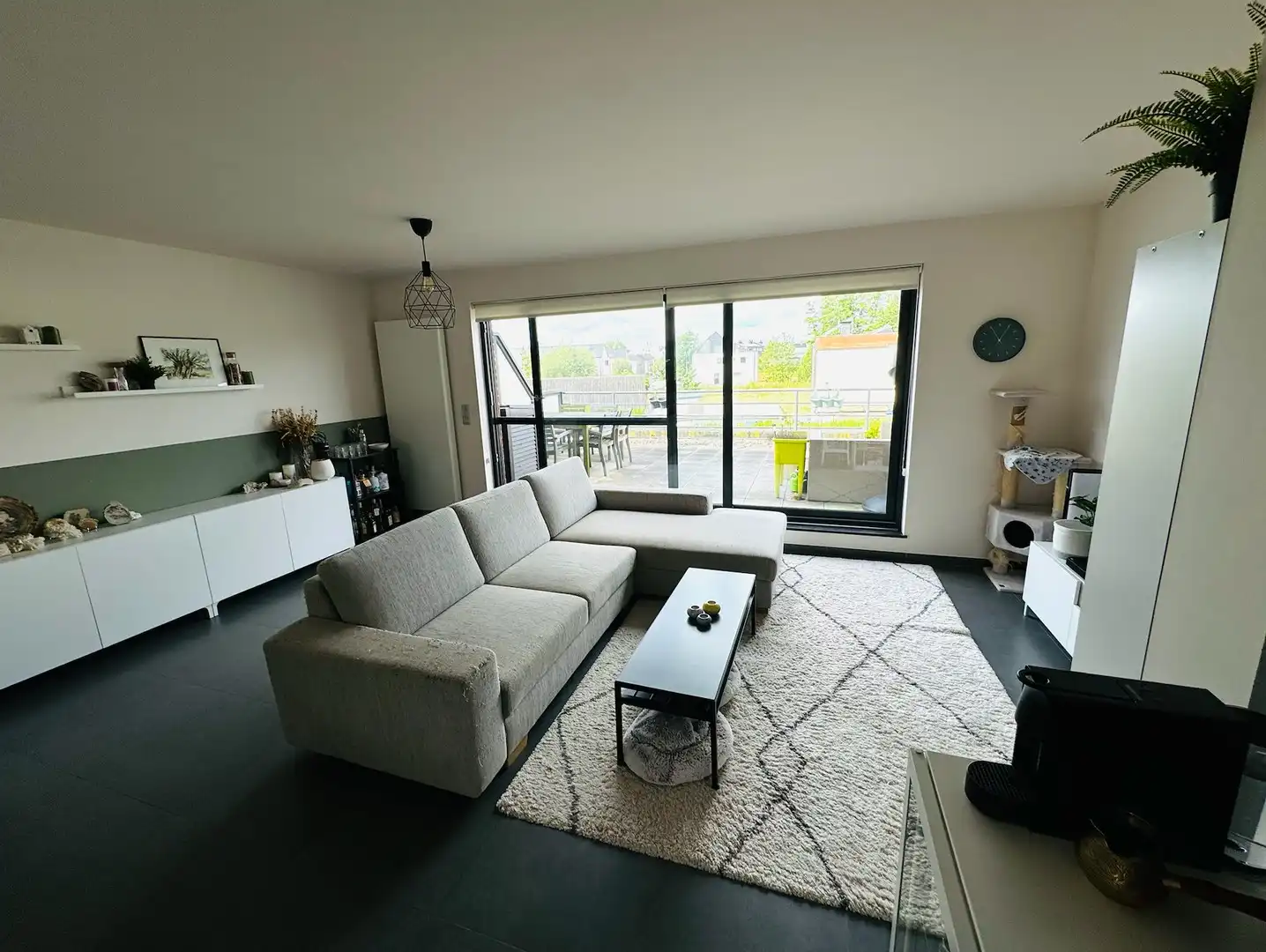 Ruim duplex appartement met terras en plaats voor 2 wagens. foto 3