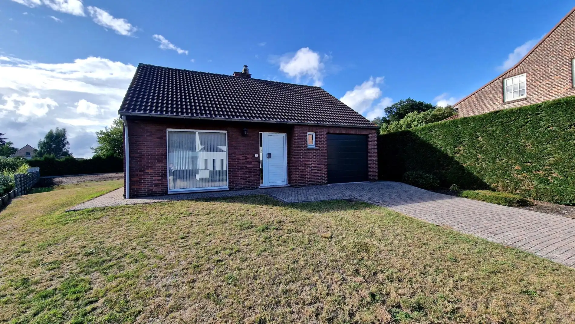 Open bebouwing met ruime tuin en garage foto {{pictureIndex}}