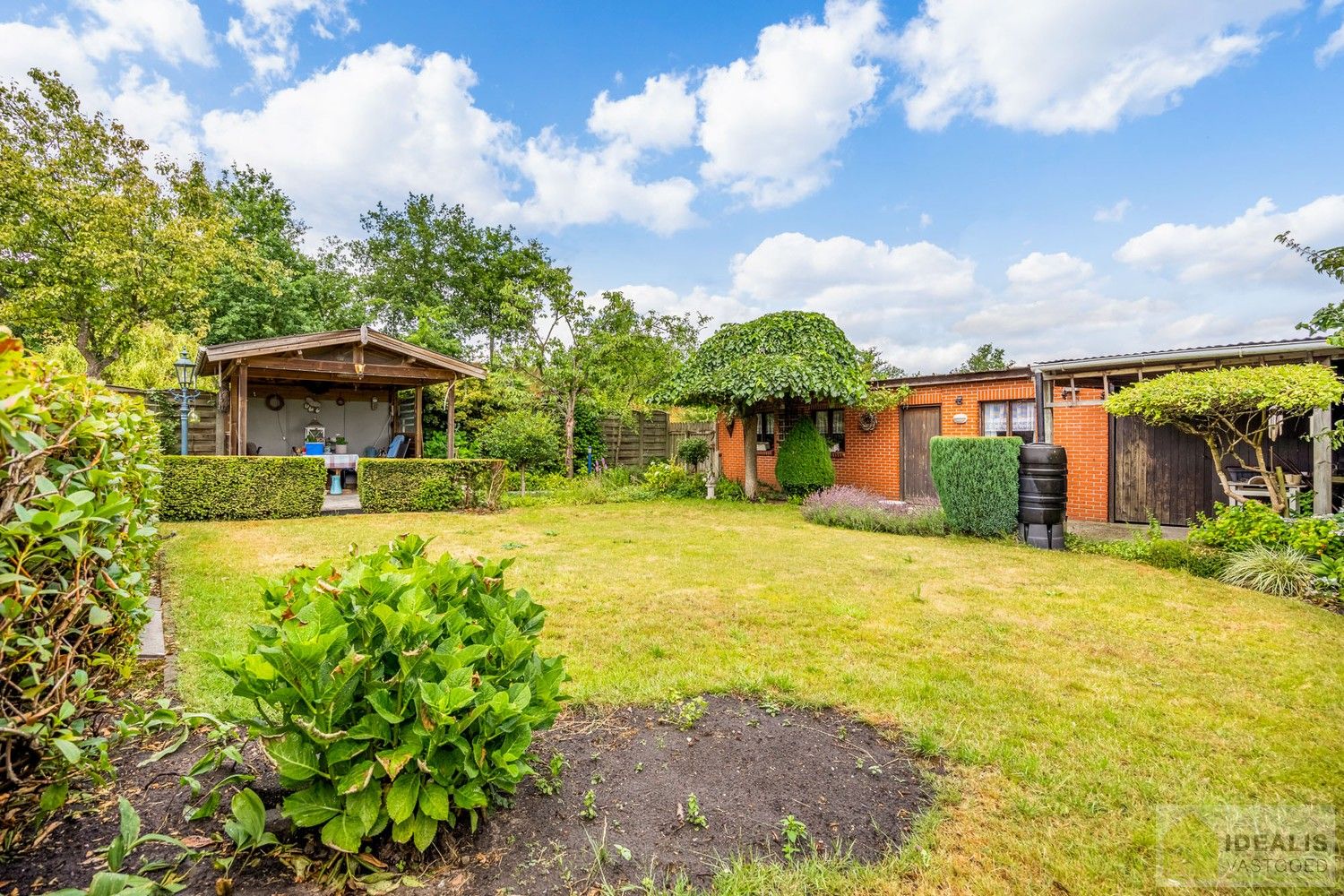 Aangename karakterwoning op fijne locatie te Pelt. Deze woning omvat maar liefst +-124m² netto bewoonbare oppervlakte op een perceel van 7a 36ca met een ruime woonkamer, 3 slaapkamers, badkamer, wasplaats en eventueel af te werken zolder vlakbij de dorpskern van Pelt! Uiterst geschikt voor kandidaten op zoek naar een betaalbare doch instapklare woning. foto 26