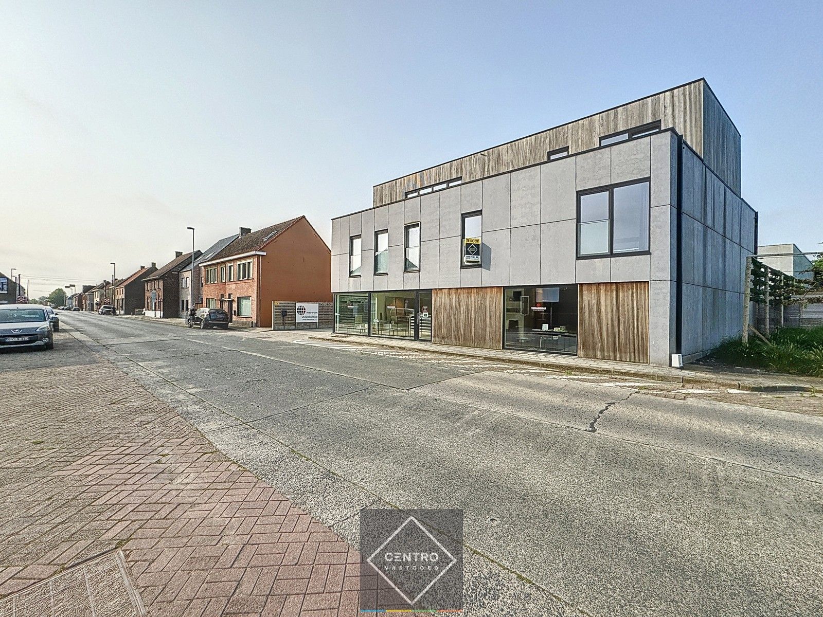 Recent (bj. 2020) APPARTEMENT (103 m² - 1ste V.), voorzien van ZONNE-terras, samen met een goed geïsoleerd MAGAZIJN (174 m²) met private parkeerplaatsen en fietsenberging achter het gebouw foto 9