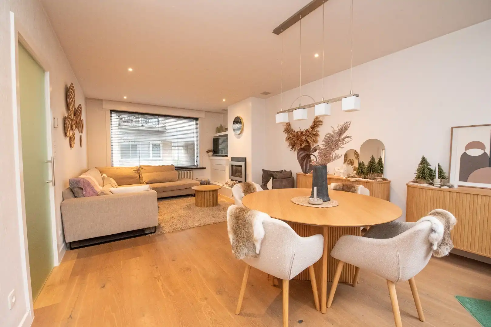 Instapklare hoekwoning met 2 garages 'TE KOOP' te Oeselgem. foto 4