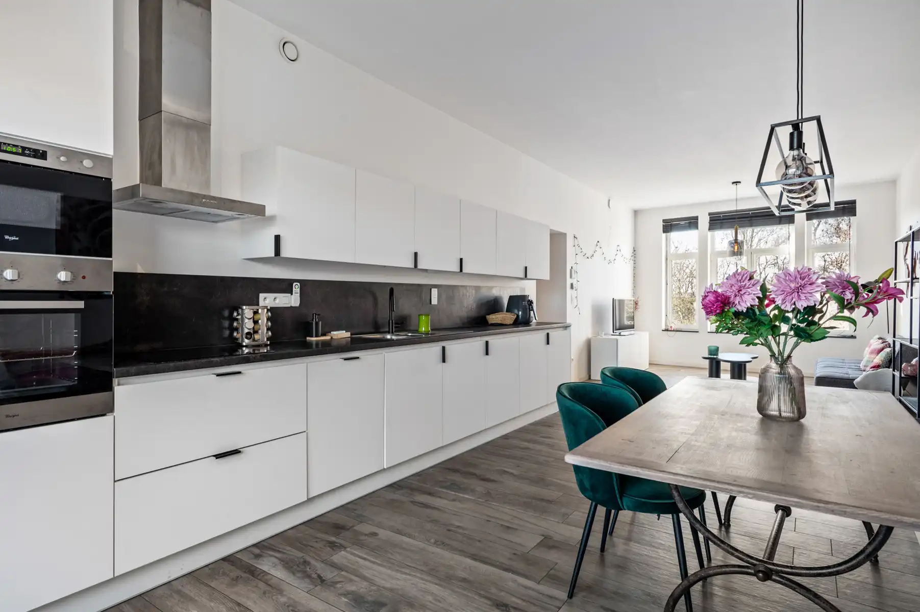 Lichtrijk appartement met terras in statig karakterpand foto 3