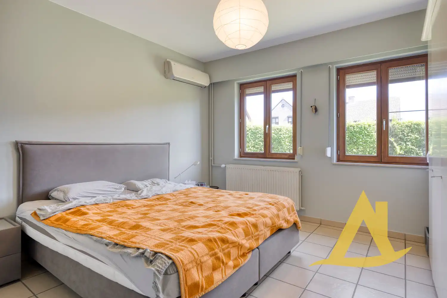 RUSTIG GELEGEN, INSTAPKLARE WONING MET TUIN RONDOM EN RUIME OPRIT foto 19