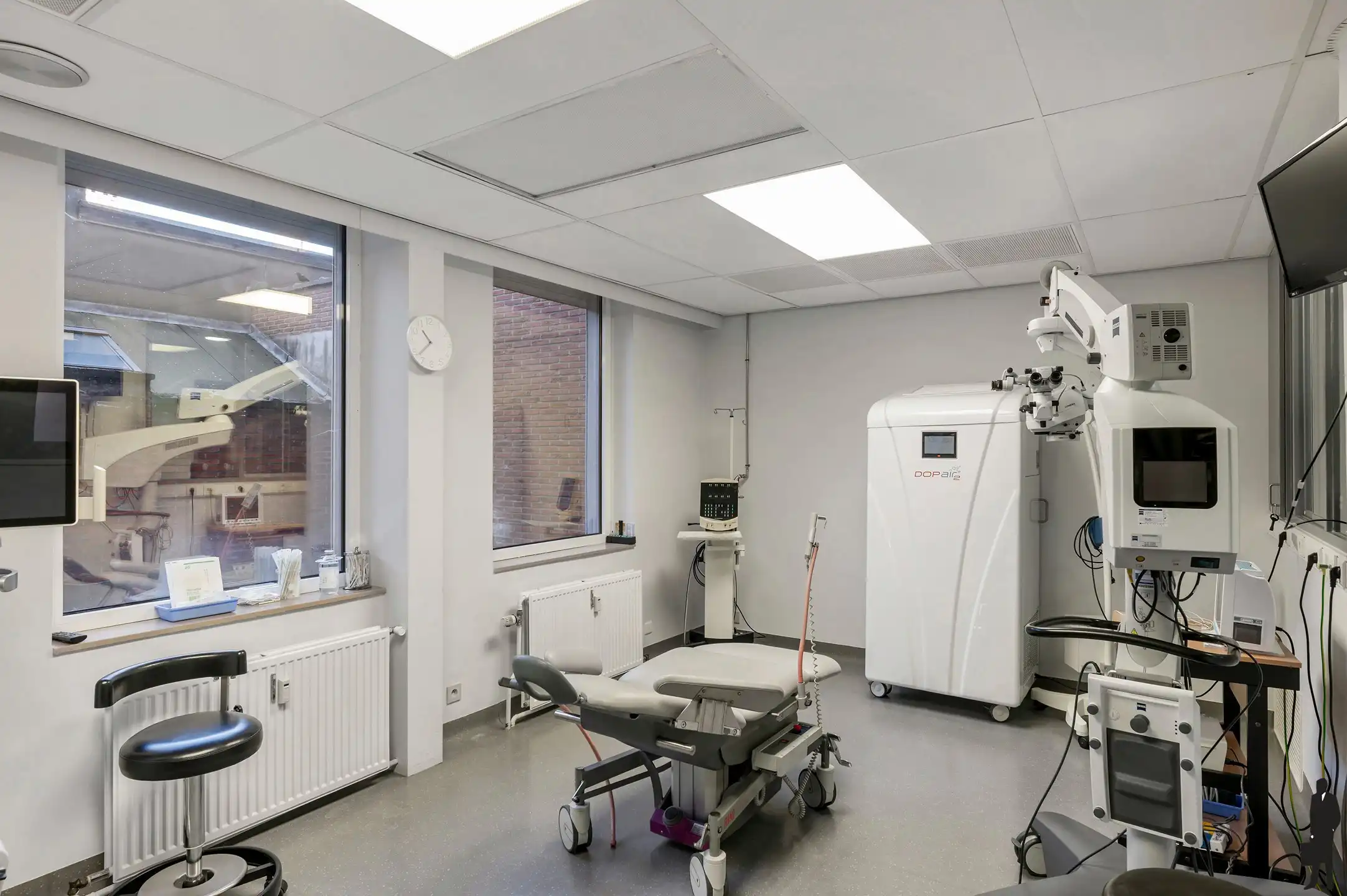 Goed onderhouden dokterspraktijk met 3 studio’s en 14 staanplaatsen foto 11