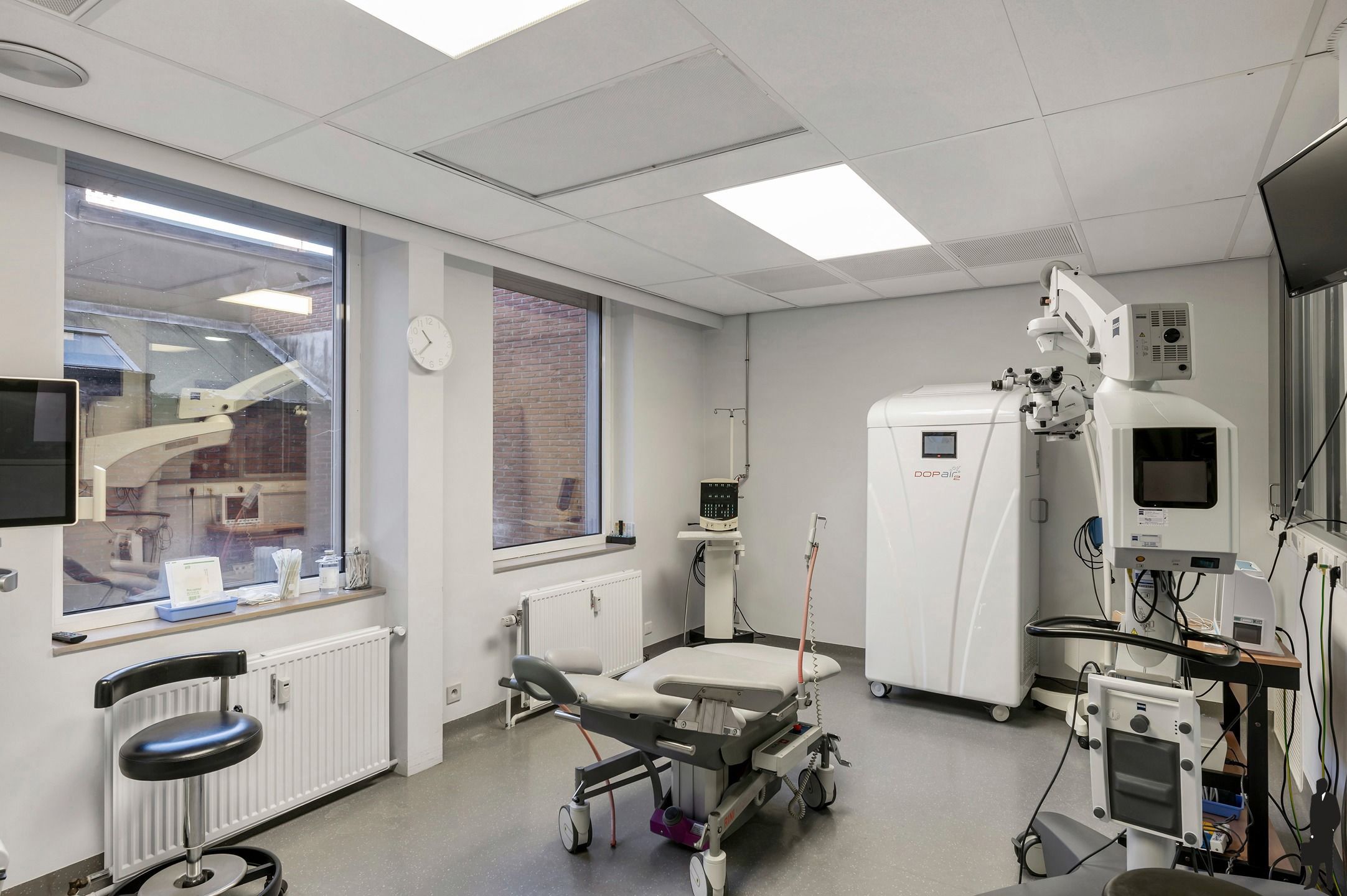 Goed onderhouden dokterspraktijk met 3 studio’s en 14 staanplaatsen foto 11